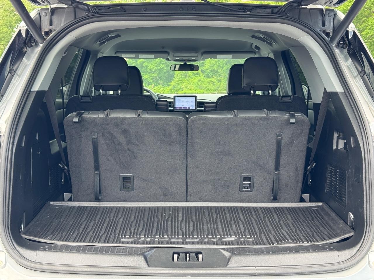 Ford Explorer Vehicle Full-screen Gallery Image 05