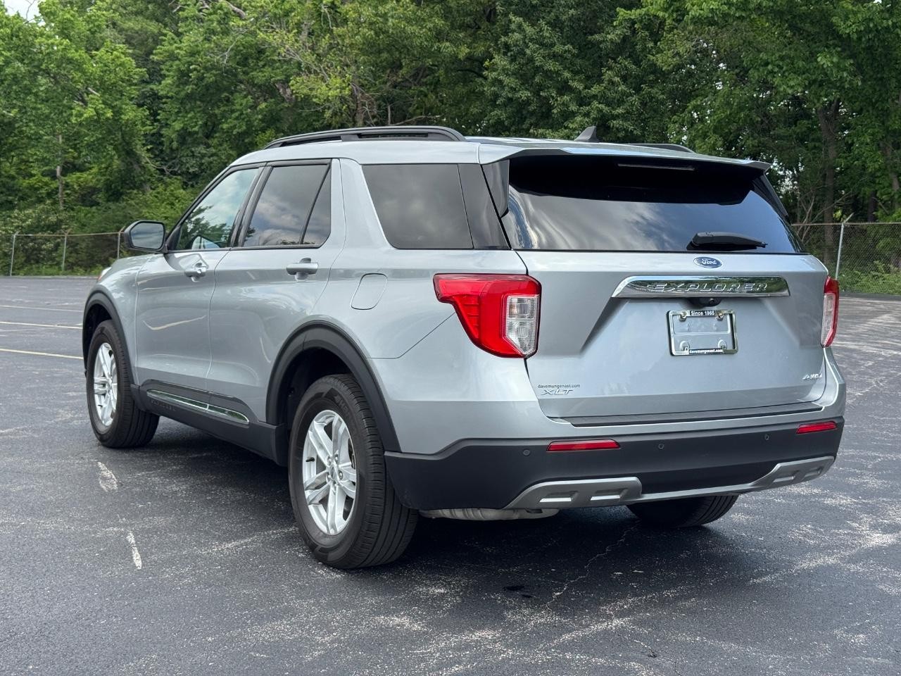 Ford Explorer Vehicle Full-screen Gallery Image 07