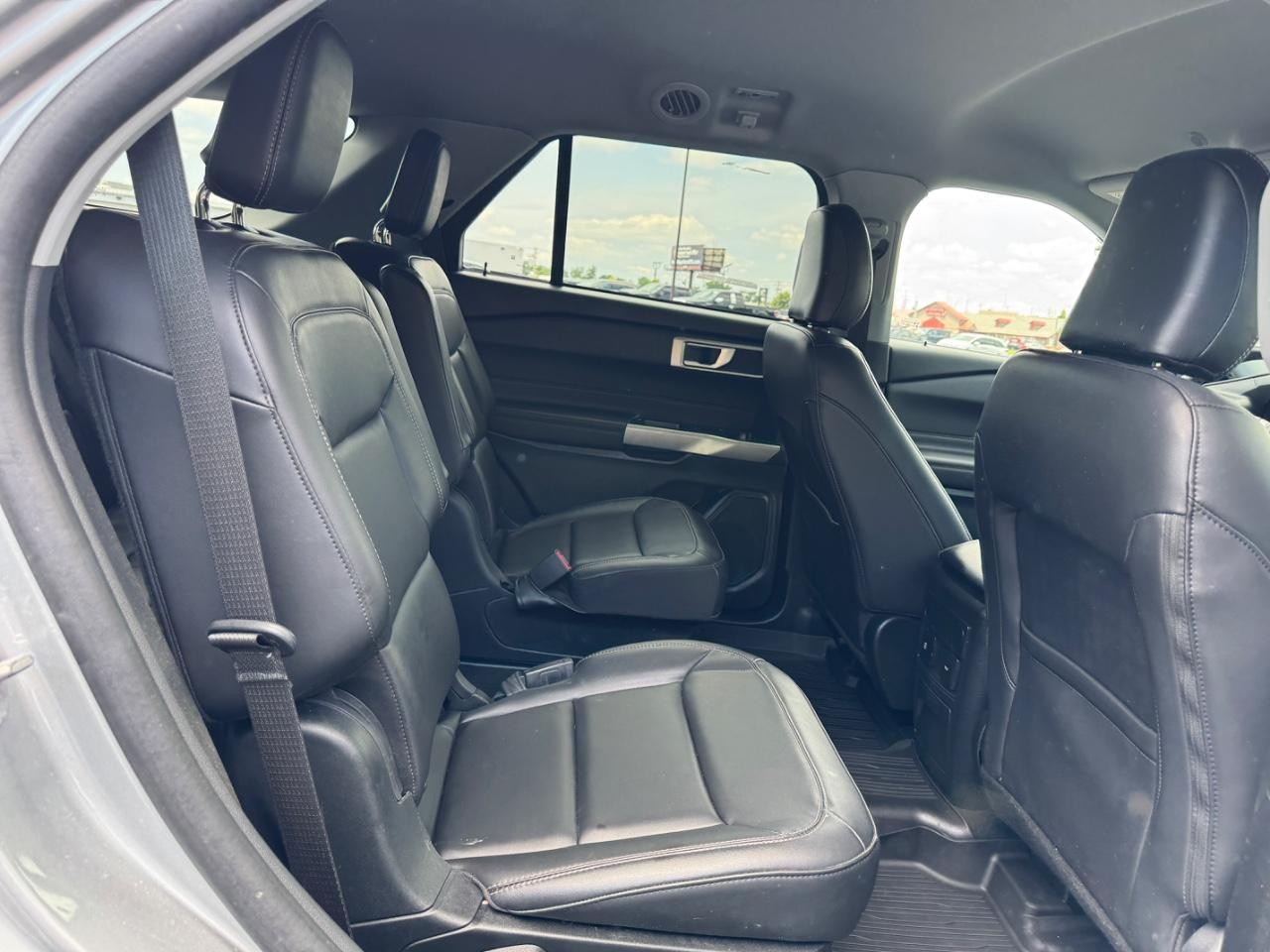 Ford Explorer Vehicle Full-screen Gallery Image 11