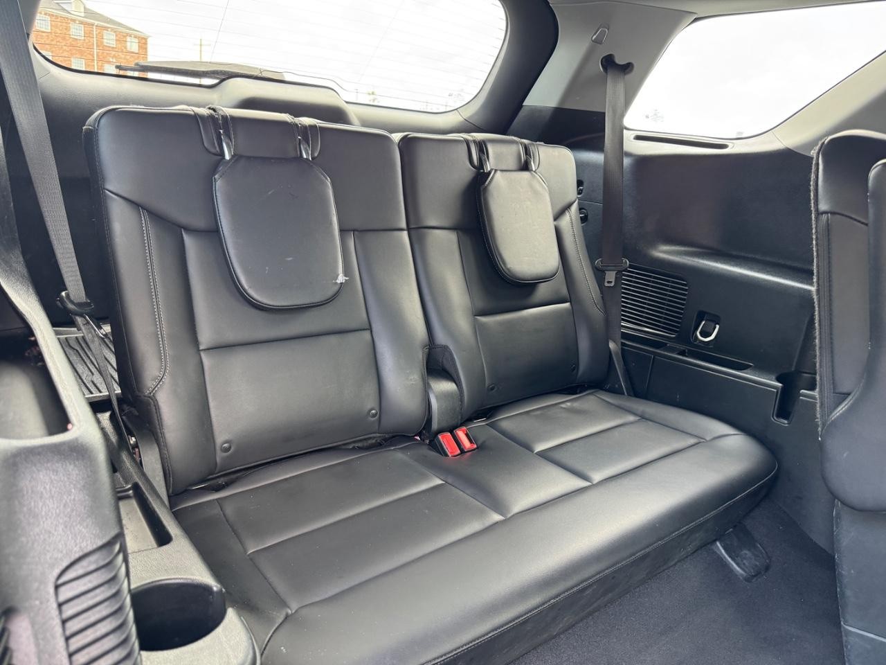 Ford Explorer Vehicle Full-screen Gallery Image 12