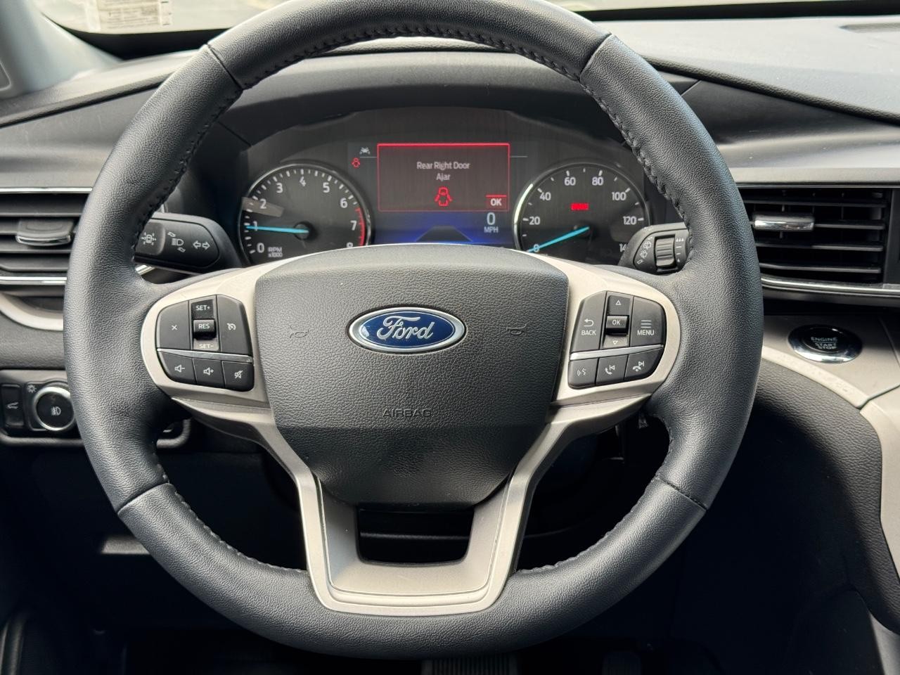 Ford Explorer Vehicle Full-screen Gallery Image 14