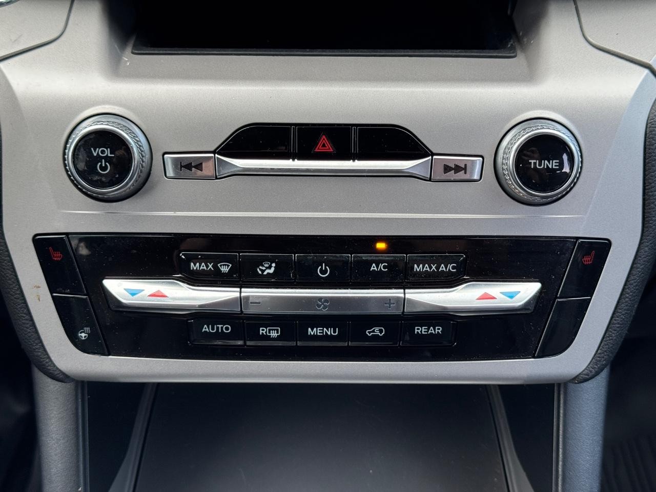 Ford Explorer Vehicle Full-screen Gallery Image 16