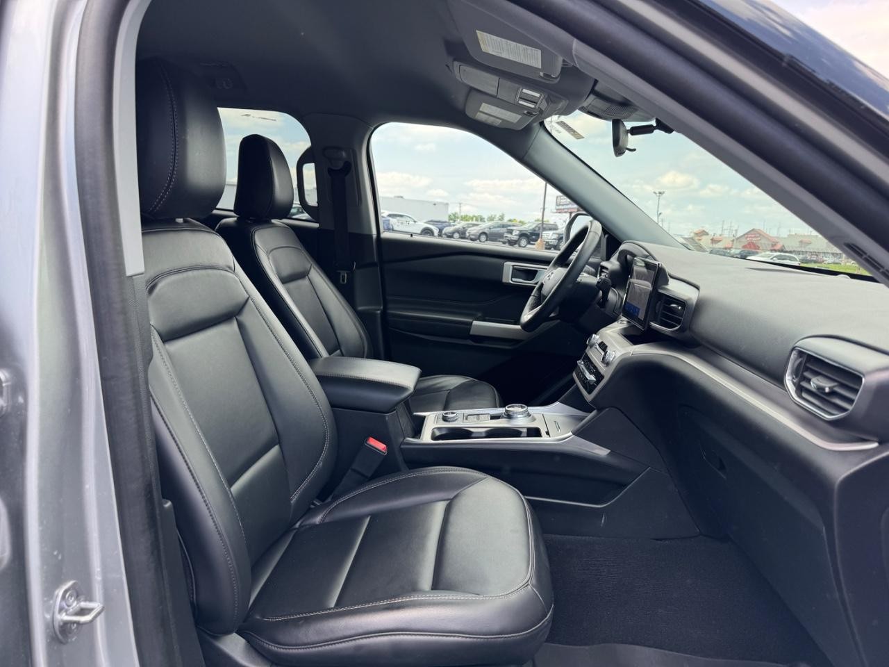 Ford Explorer Vehicle Full-screen Gallery Image 18
