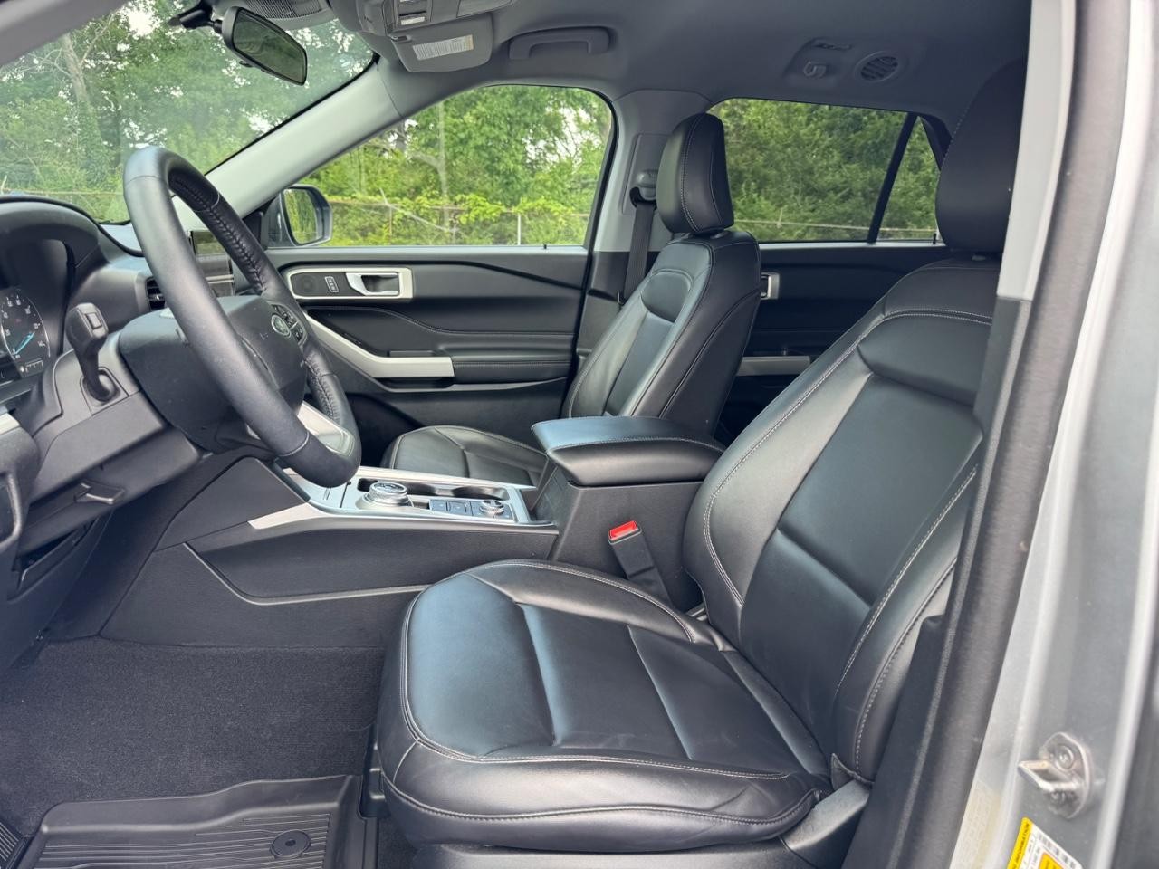Ford Explorer Vehicle Full-screen Gallery Image 19