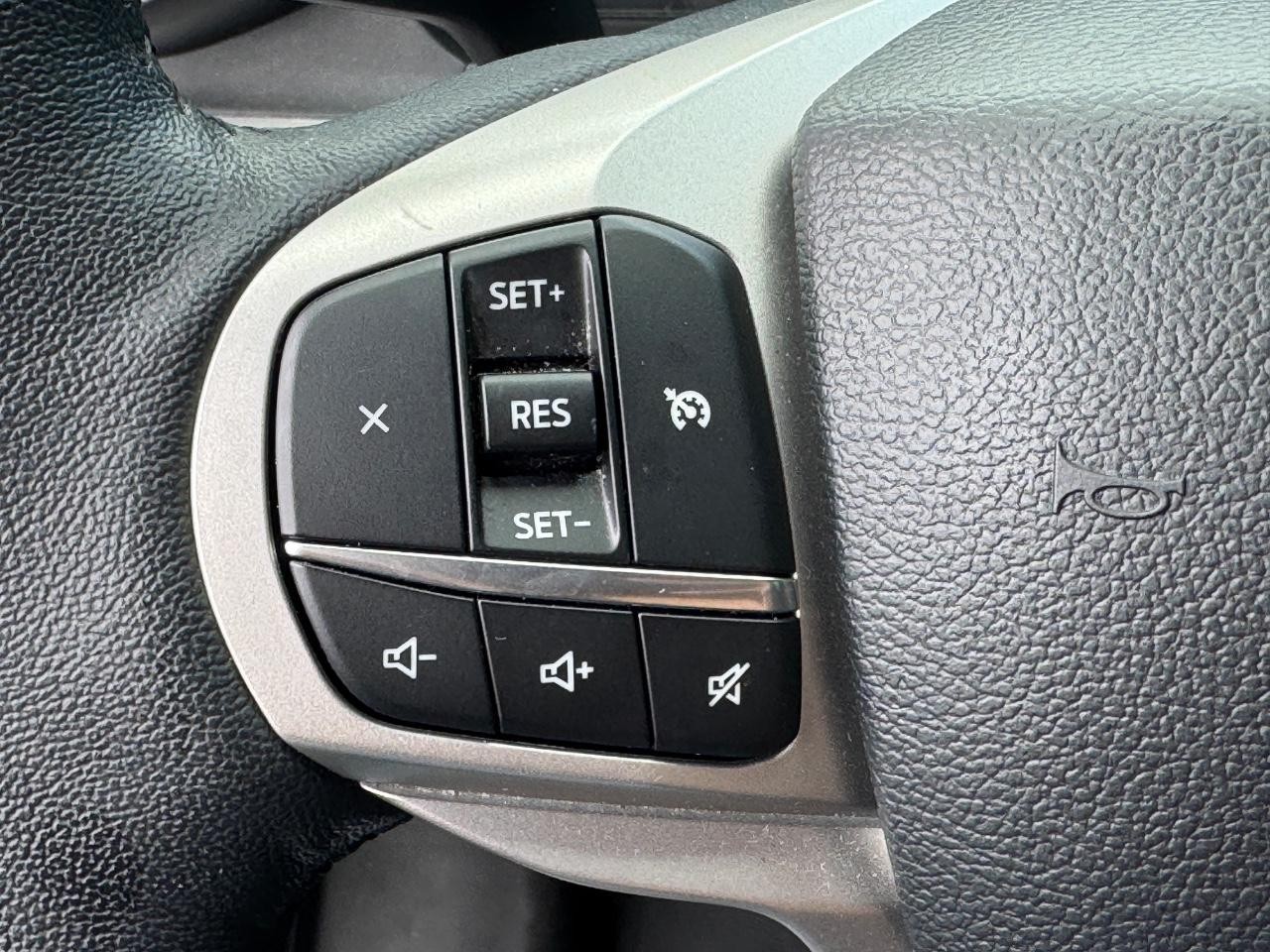Ford Explorer Vehicle Full-screen Gallery Image 21