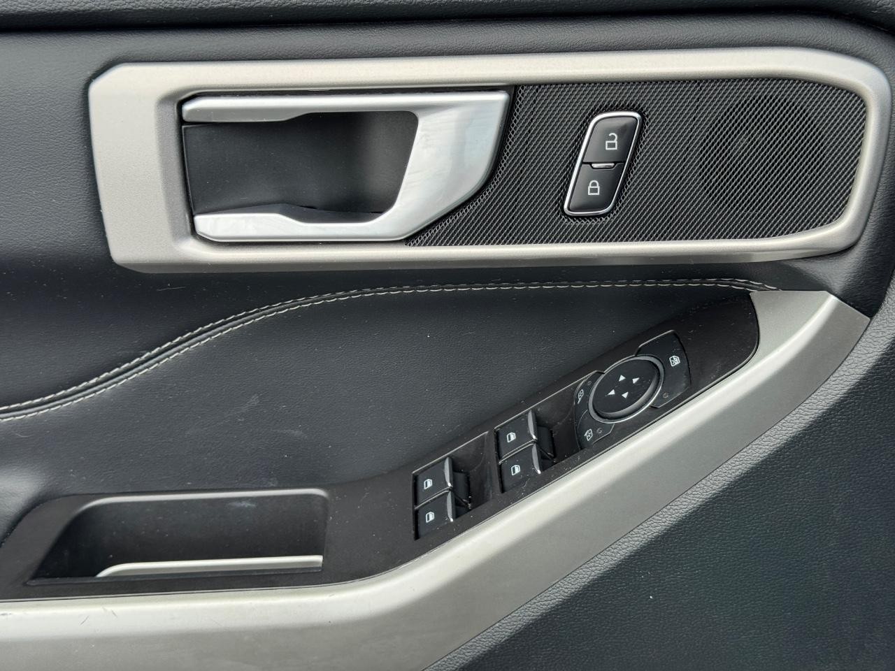 Ford Explorer Vehicle Full-screen Gallery Image 25