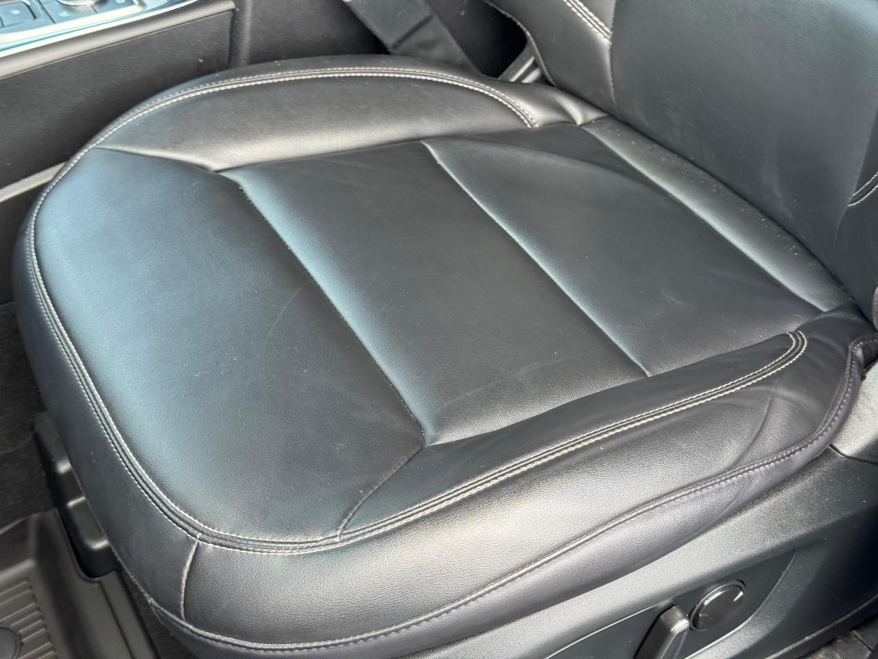 Ford Explorer Vehicle Full-screen Gallery Image 26