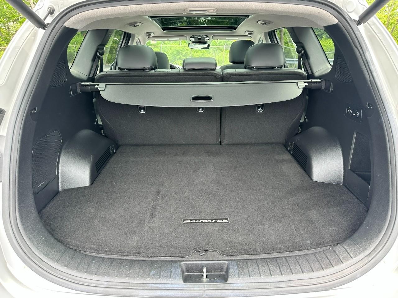 Hyundai Santa Fe Vehicle Full-screen Gallery Image 06