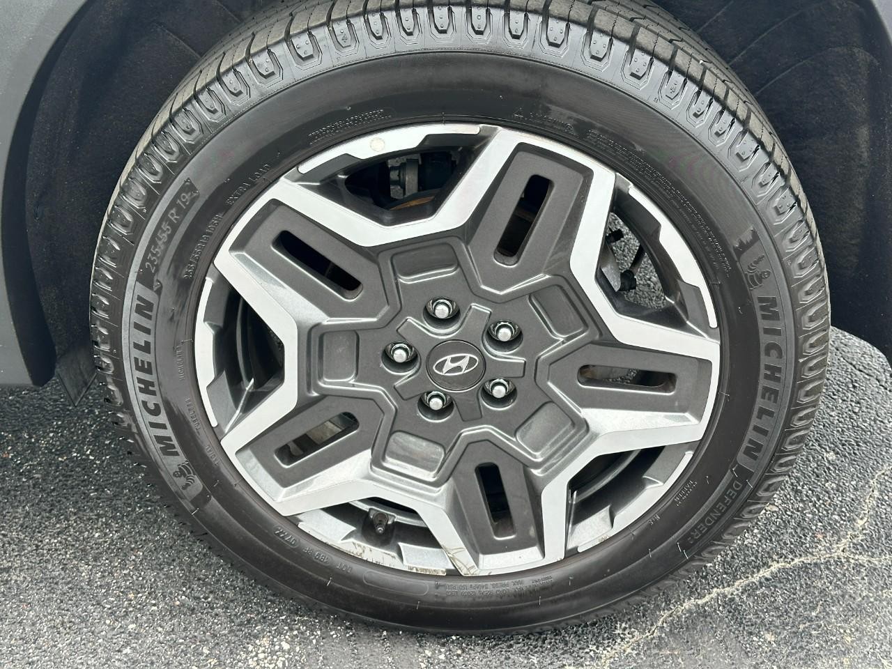 Hyundai Santa Fe Vehicle Full-screen Gallery Image 07