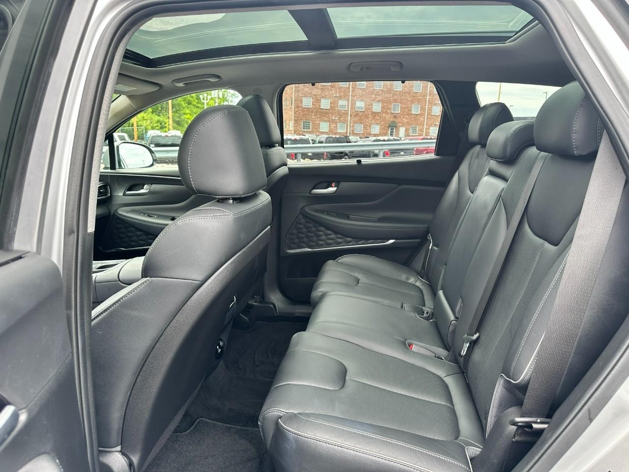 Hyundai Santa Fe Vehicle Full-screen Gallery Image 11