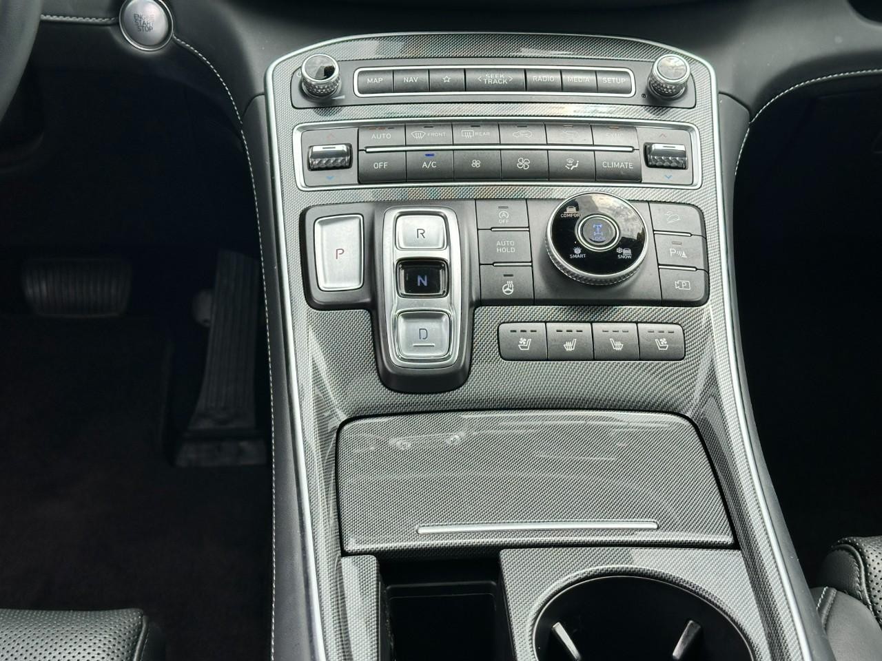 Hyundai Santa Fe Vehicle Full-screen Gallery Image 16