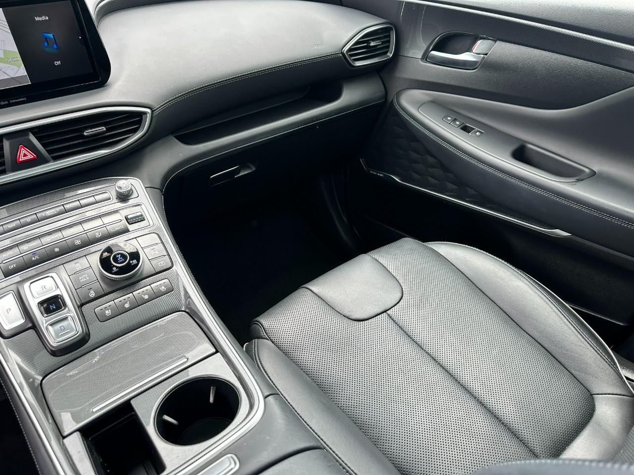 Hyundai Santa Fe Vehicle Full-screen Gallery Image 17
