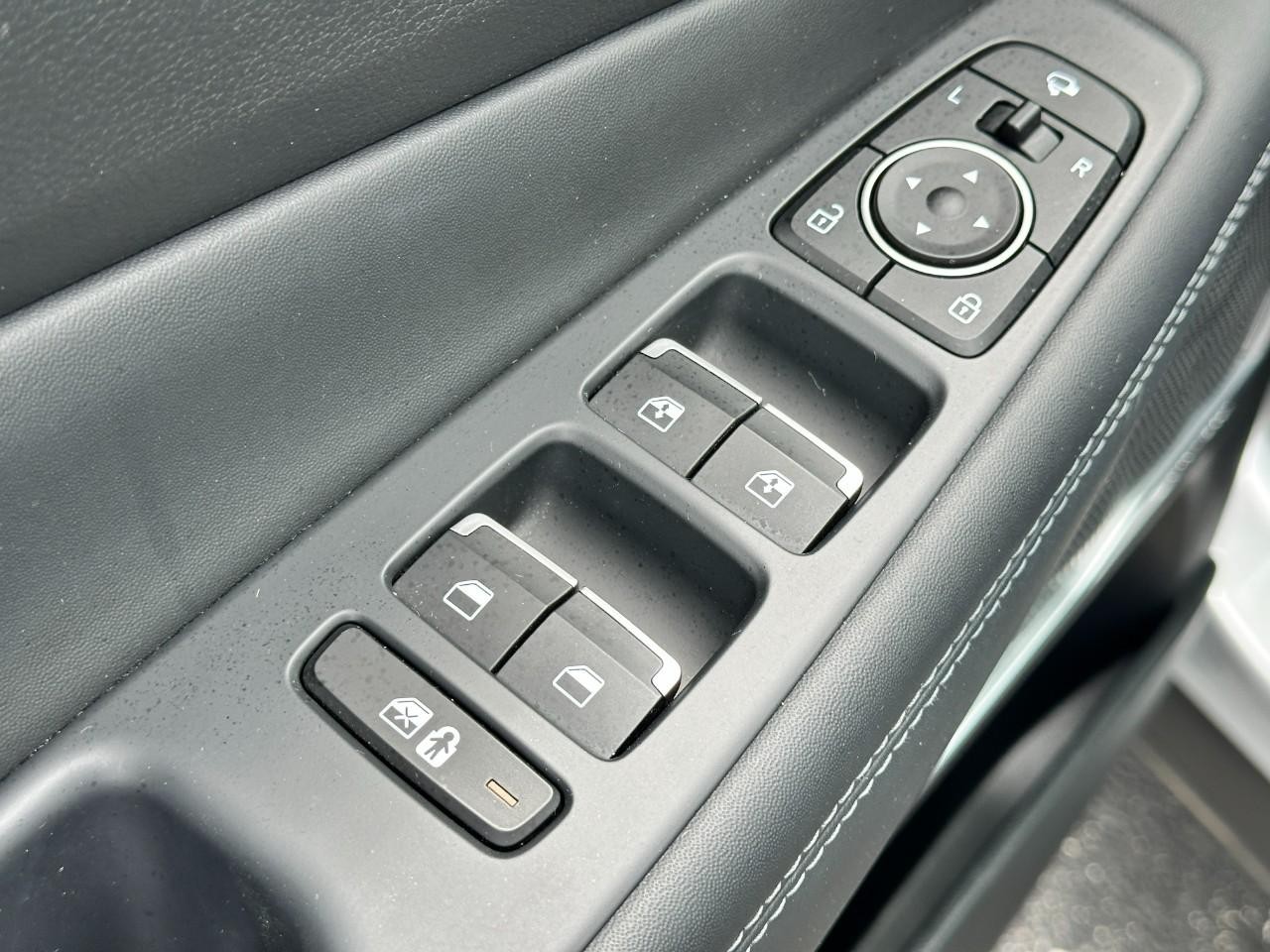 Hyundai Santa Fe Vehicle Full-screen Gallery Image 18