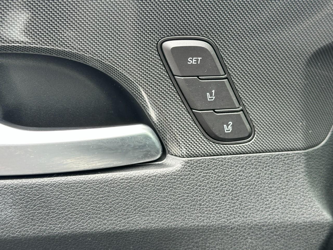 Hyundai Santa Fe Vehicle Full-screen Gallery Image 19