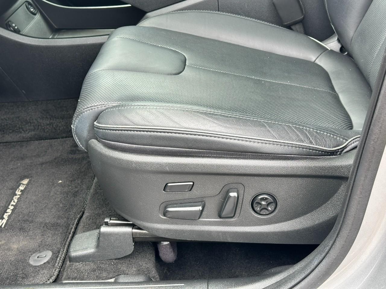 Hyundai Santa Fe Vehicle Full-screen Gallery Image 20
