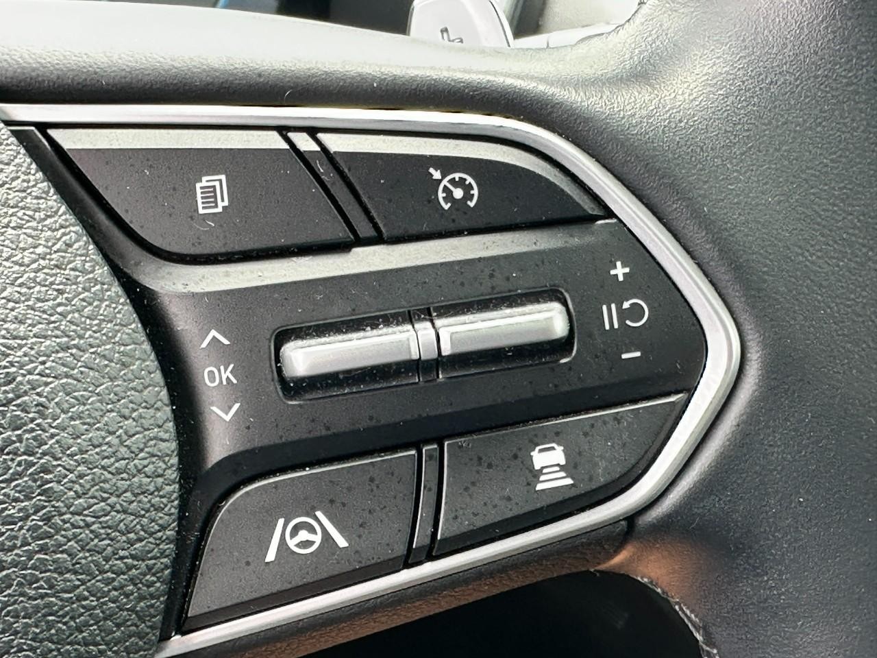 Hyundai Santa Fe Vehicle Full-screen Gallery Image 22