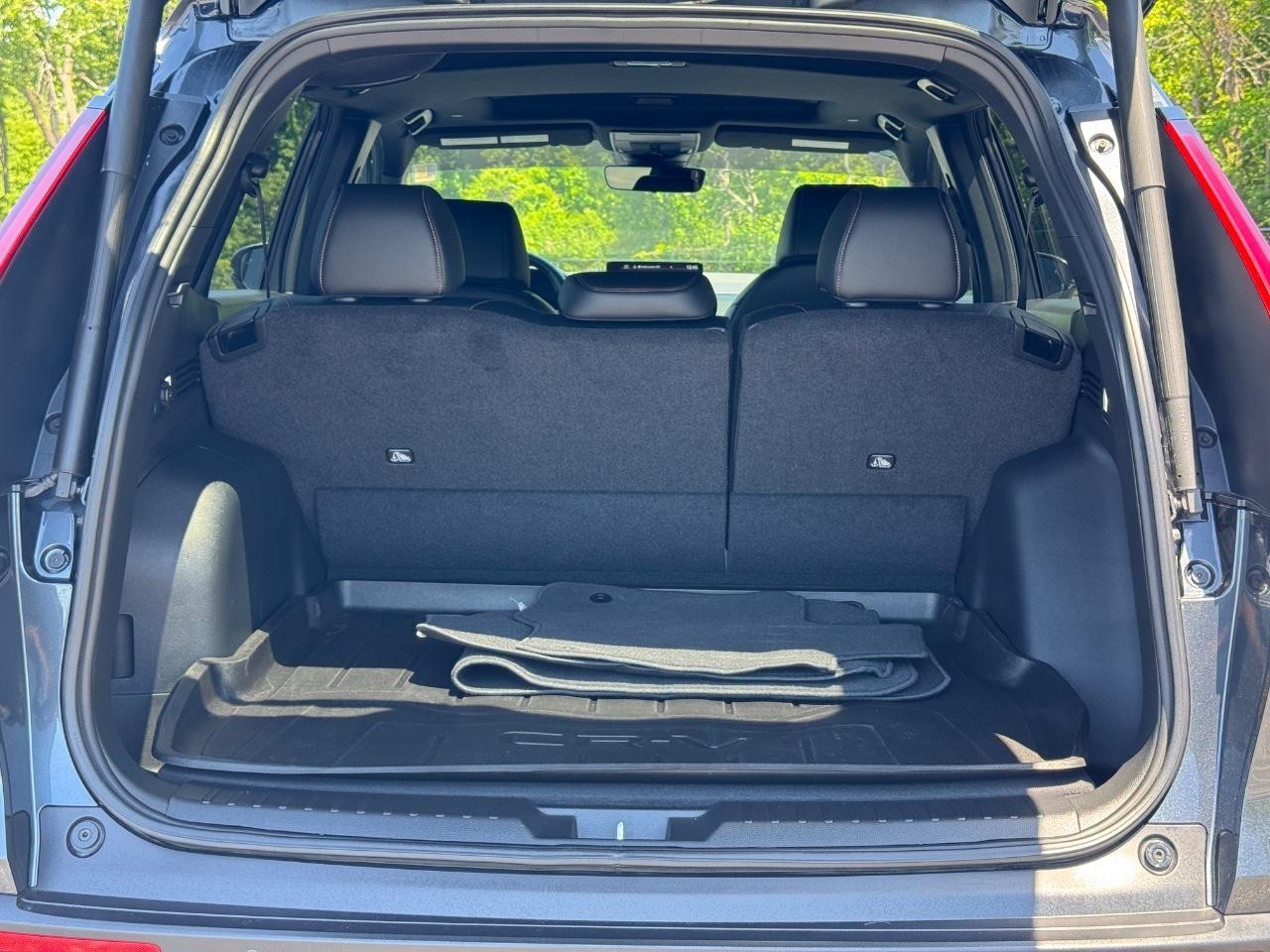 Honda CR-V Hybrid Vehicle Full-screen Gallery Image 05