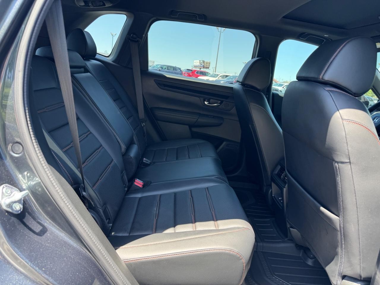 Honda CR-V Hybrid Vehicle Full-screen Gallery Image 11