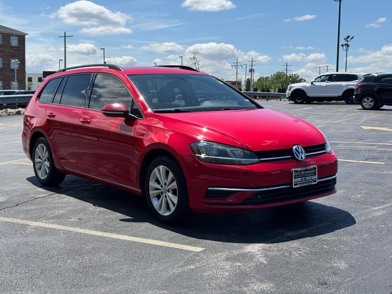 Volkswagen Golf SportWagen Vehicle Full-screen Gallery Image 02