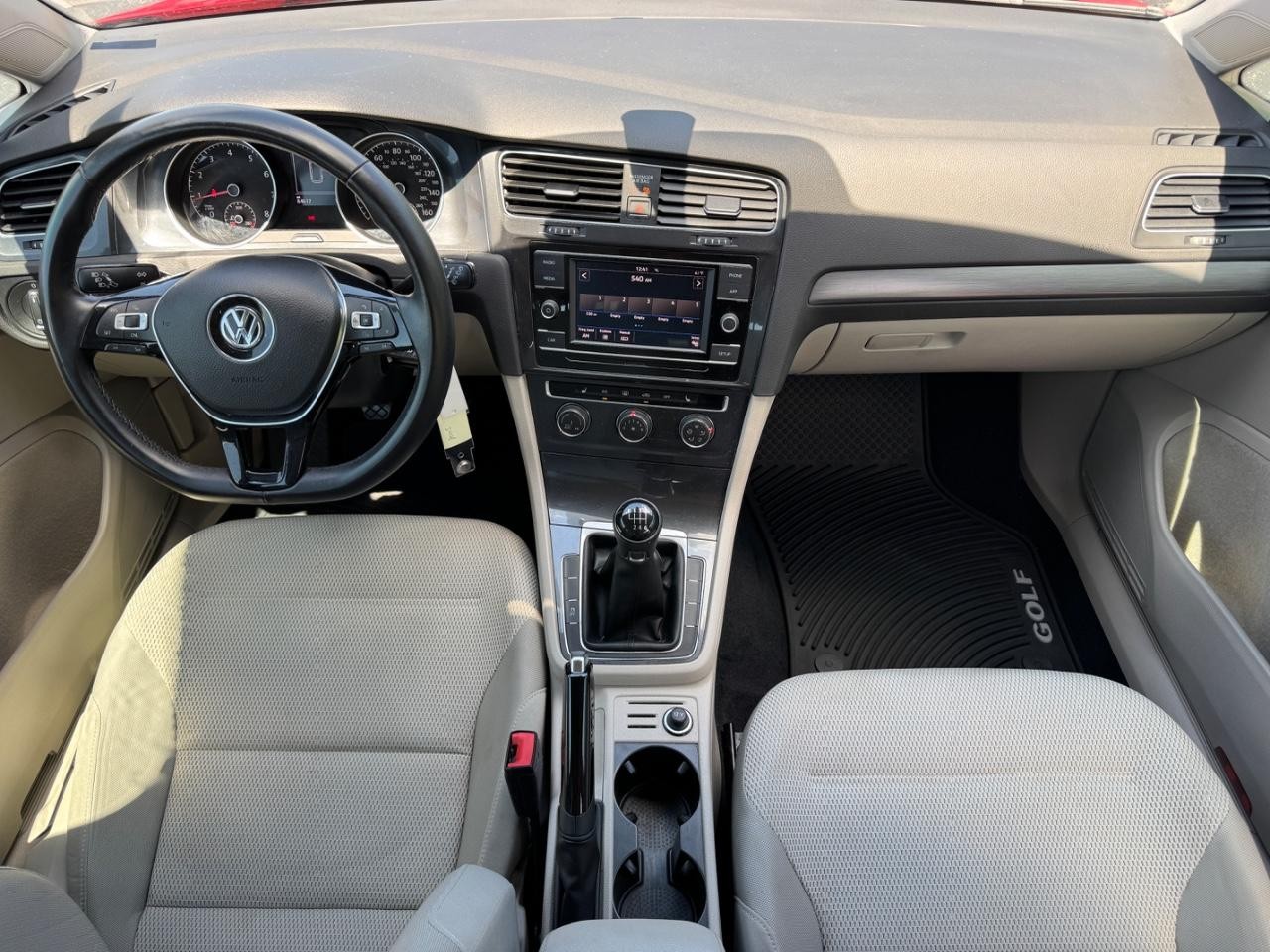 Volkswagen Golf SportWagen Vehicle Full-screen Gallery Image 11
