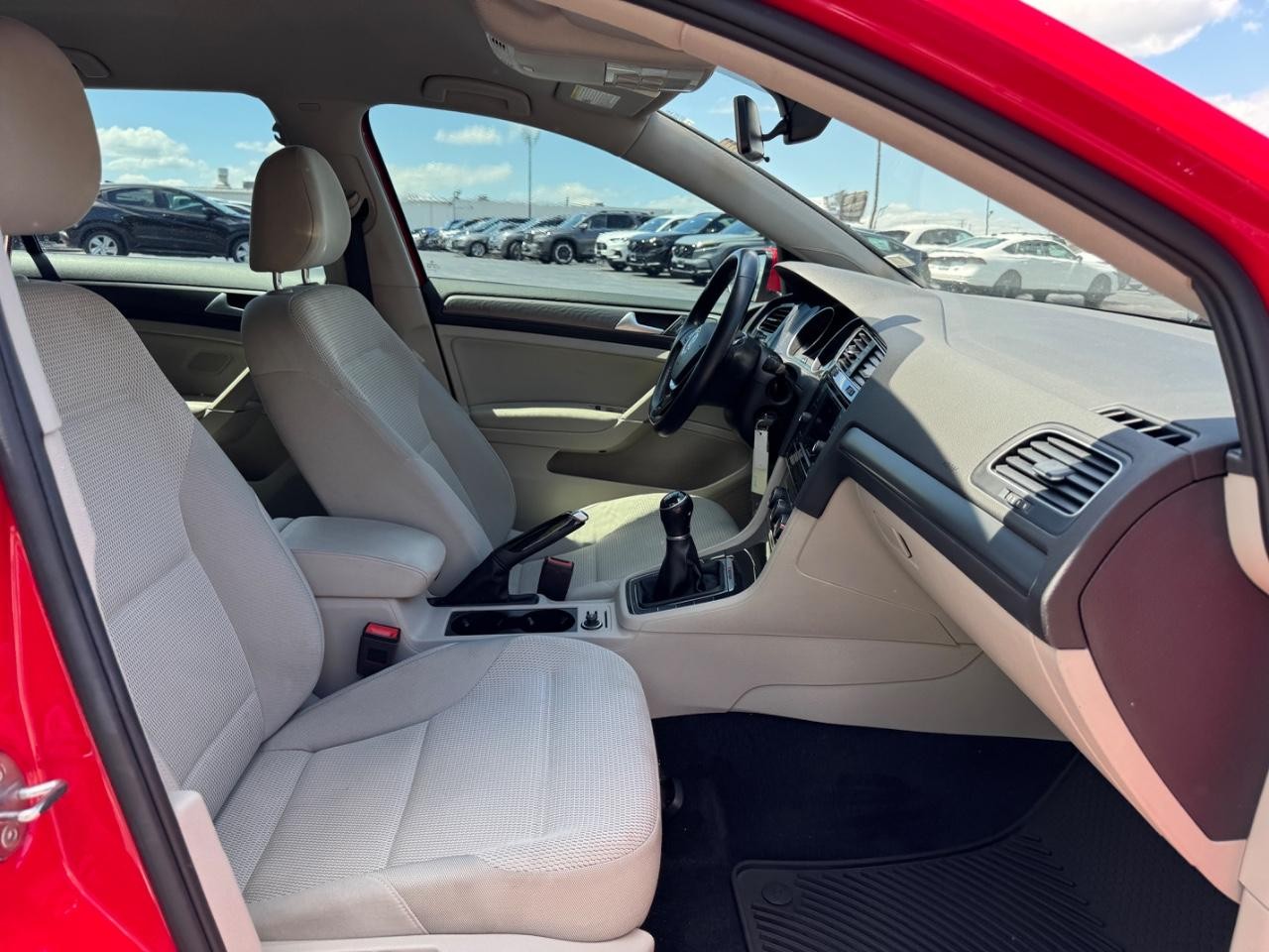 Volkswagen Golf SportWagen Vehicle Full-screen Gallery Image 17