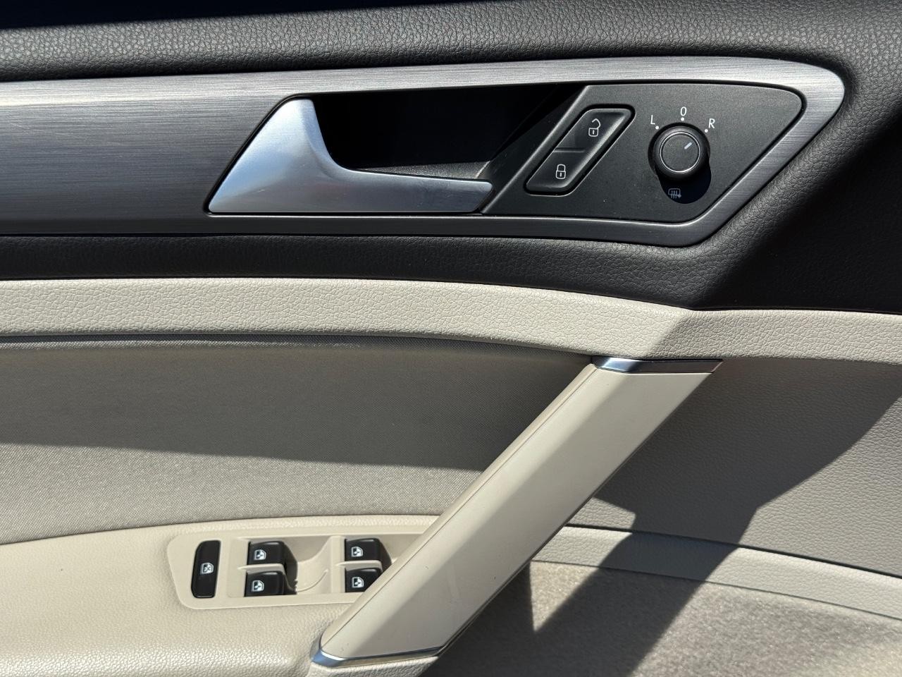 Volkswagen Golf SportWagen Vehicle Full-screen Gallery Image 24