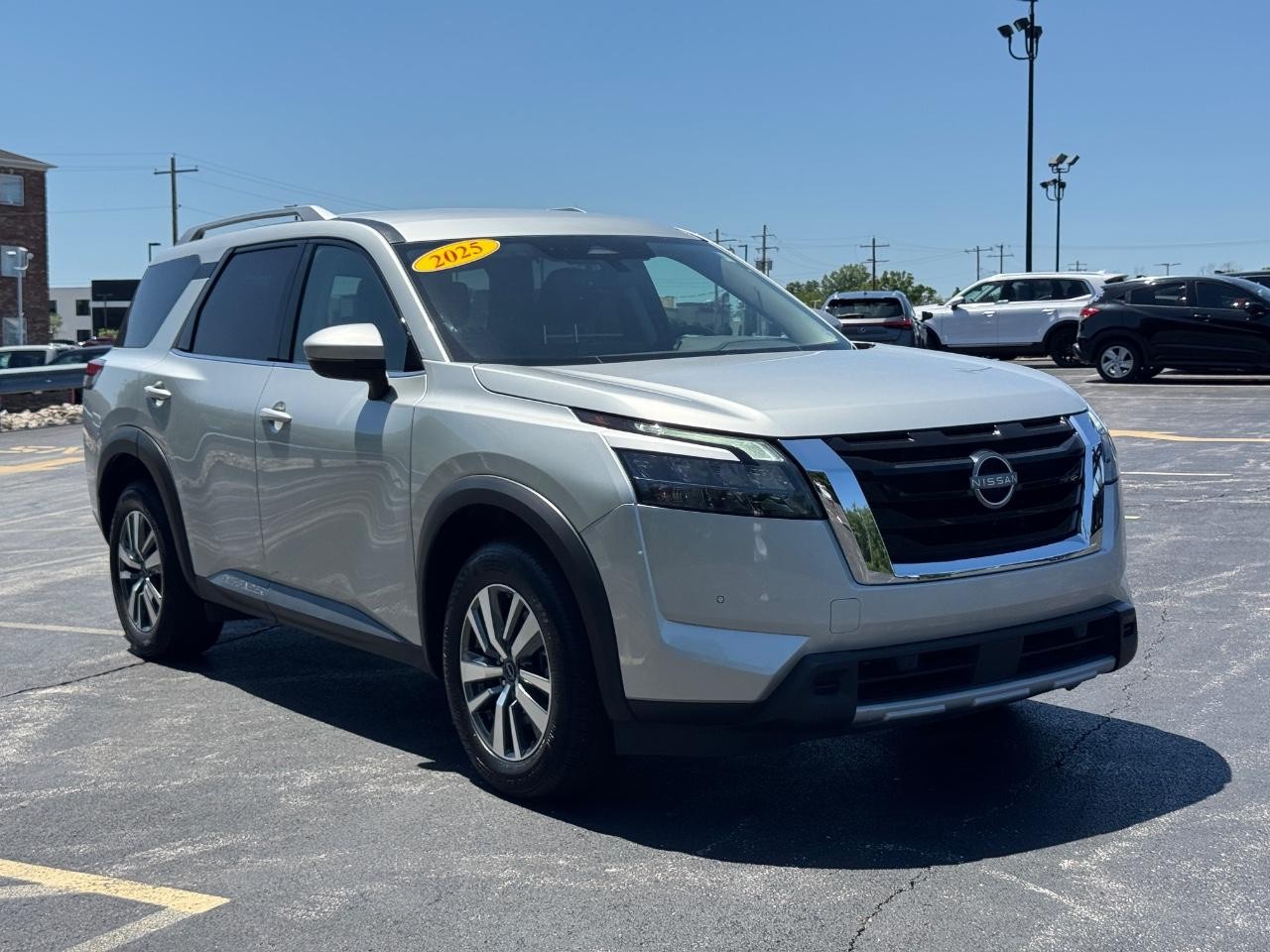 Nissan Pathfinder Vehicle Full-screen Gallery Image 02