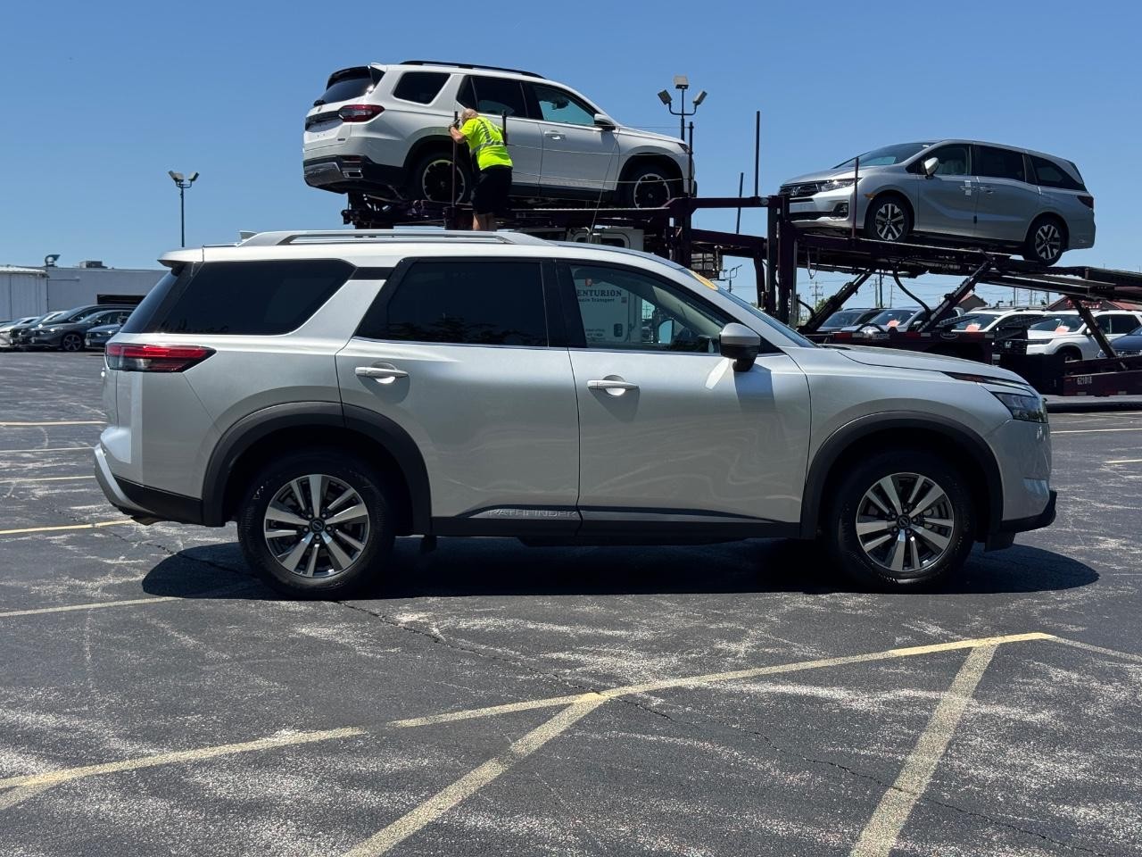 Nissan Pathfinder Vehicle Full-screen Gallery Image 03