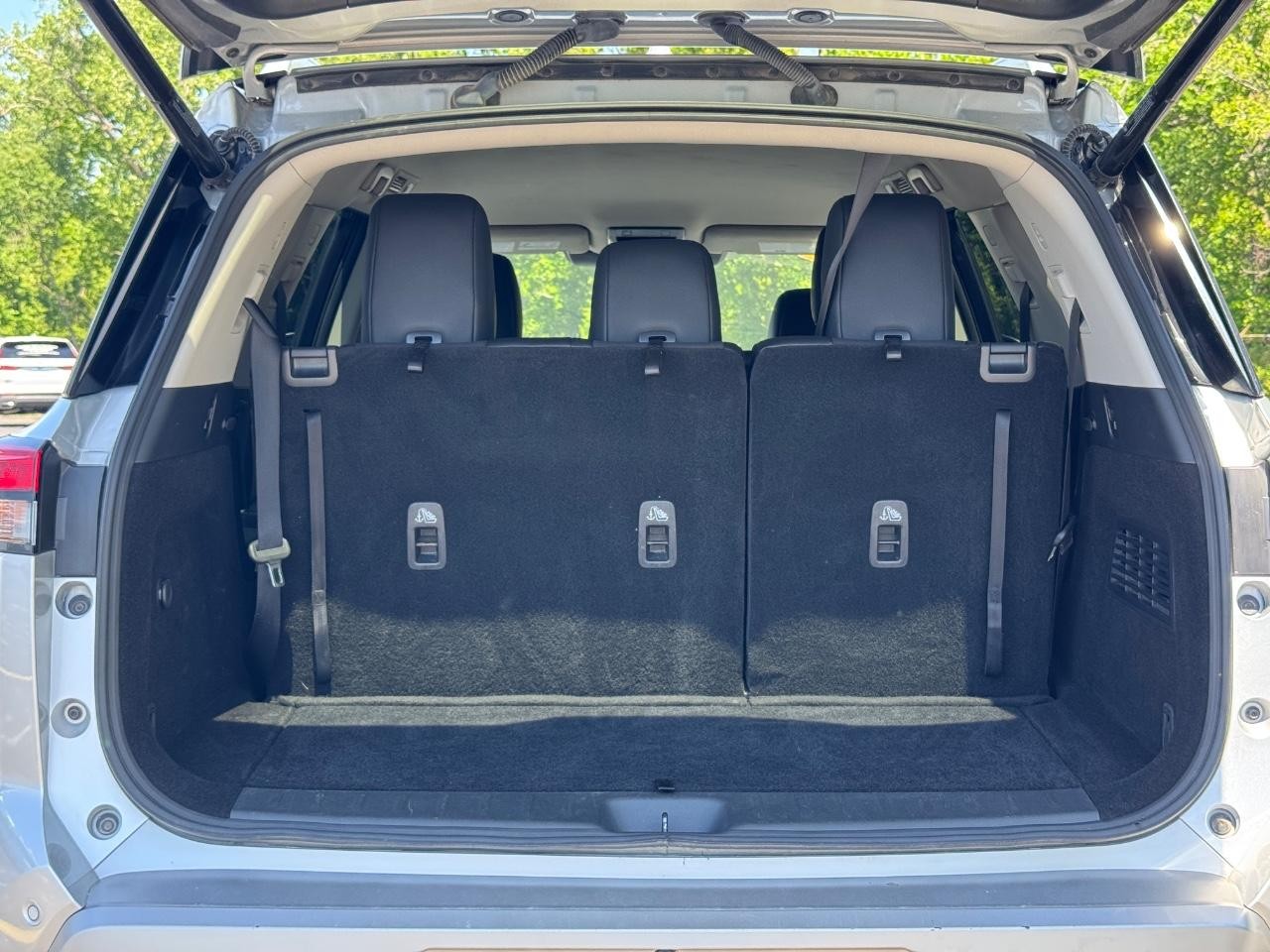 Nissan Pathfinder Vehicle Full-screen Gallery Image 05