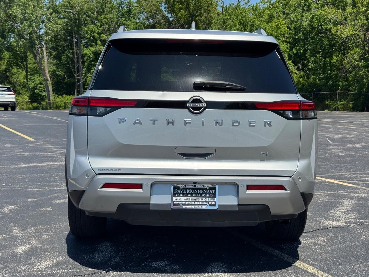 Nissan Pathfinder Vehicle Full-screen Gallery Image 06