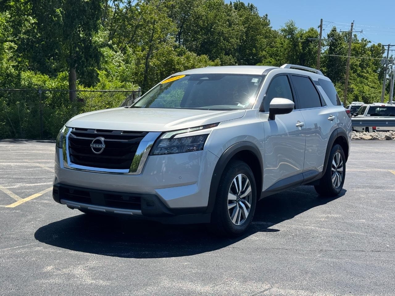 Nissan Pathfinder Vehicle Full-screen Gallery Image 09