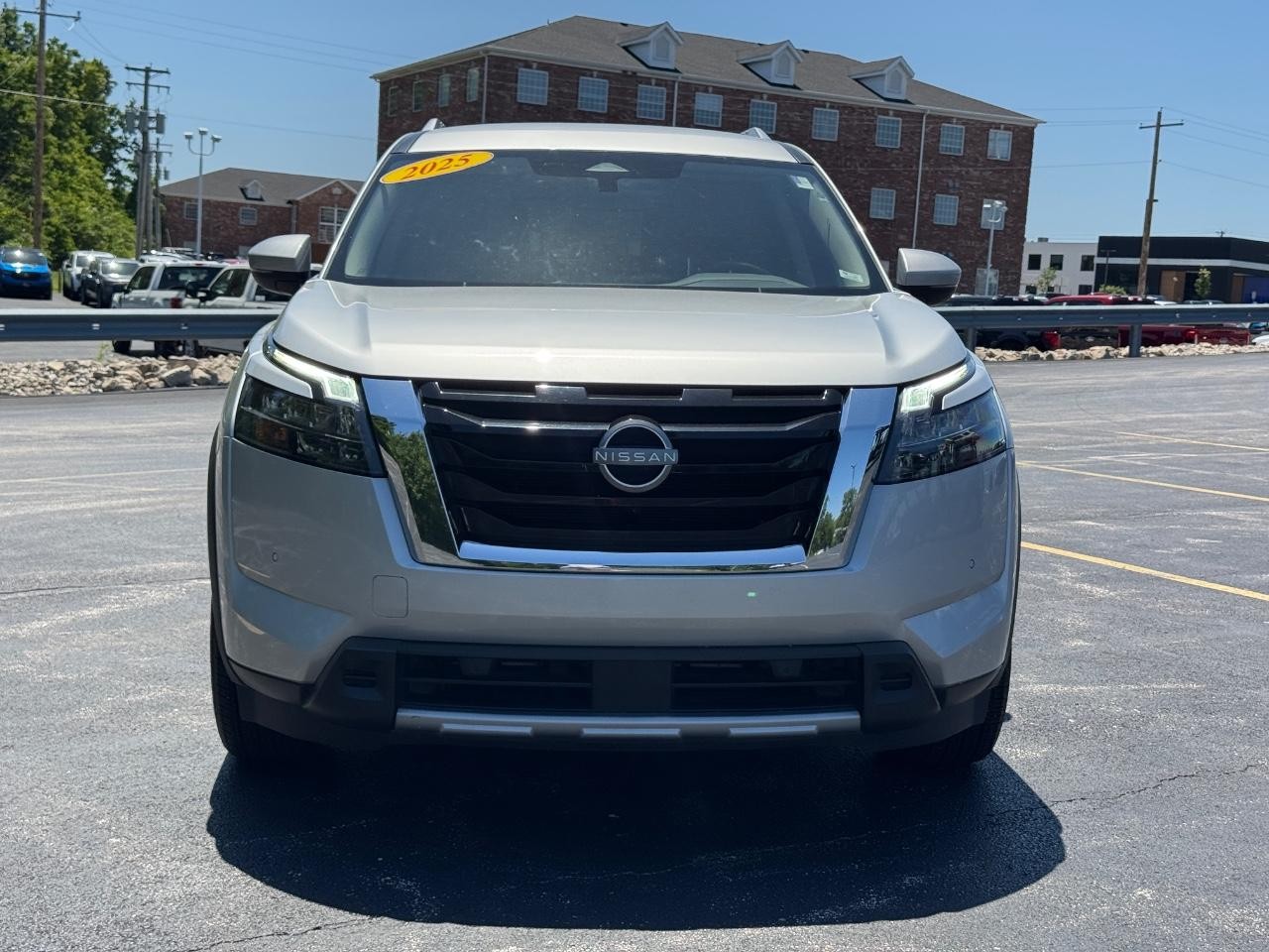 Nissan Pathfinder Vehicle Full-screen Gallery Image 10