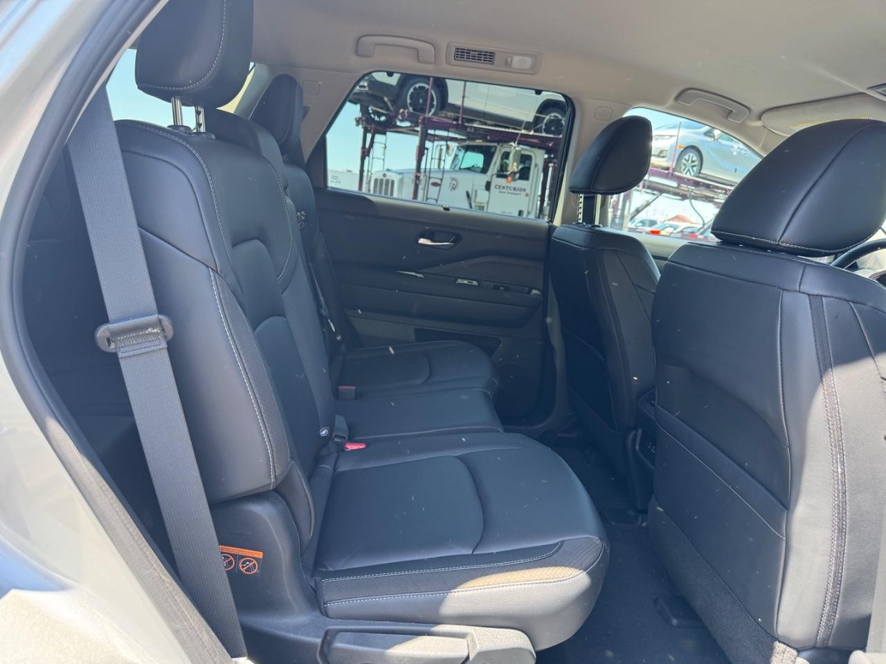 Nissan Pathfinder Vehicle Full-screen Gallery Image 11
