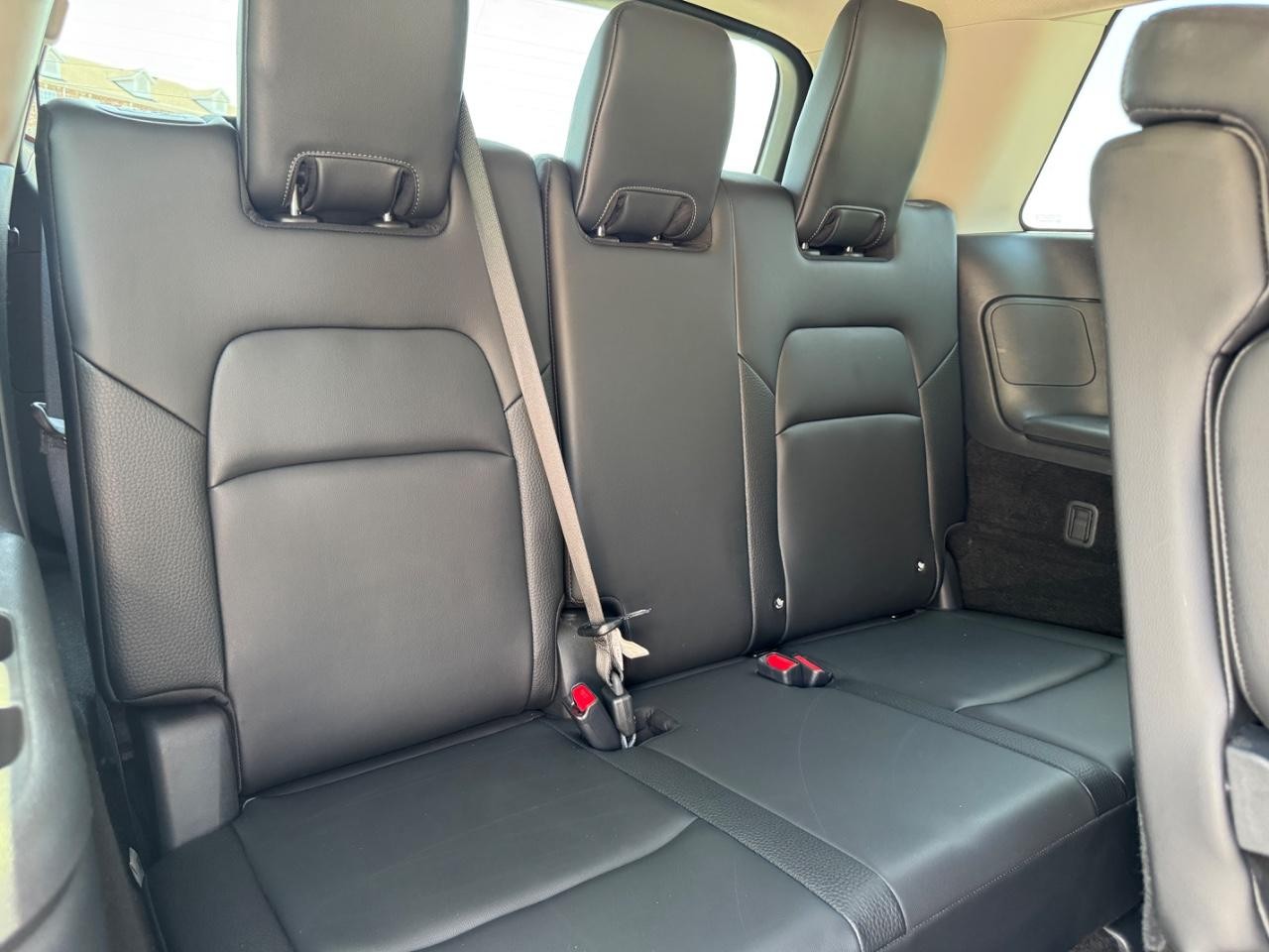 Nissan Pathfinder Vehicle Full-screen Gallery Image 12