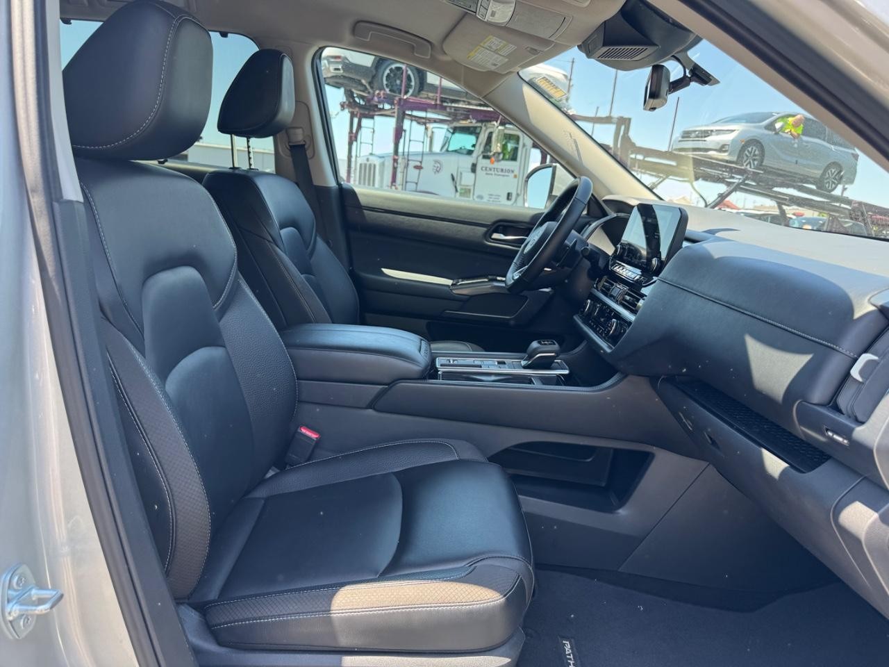 Nissan Pathfinder Vehicle Full-screen Gallery Image 19