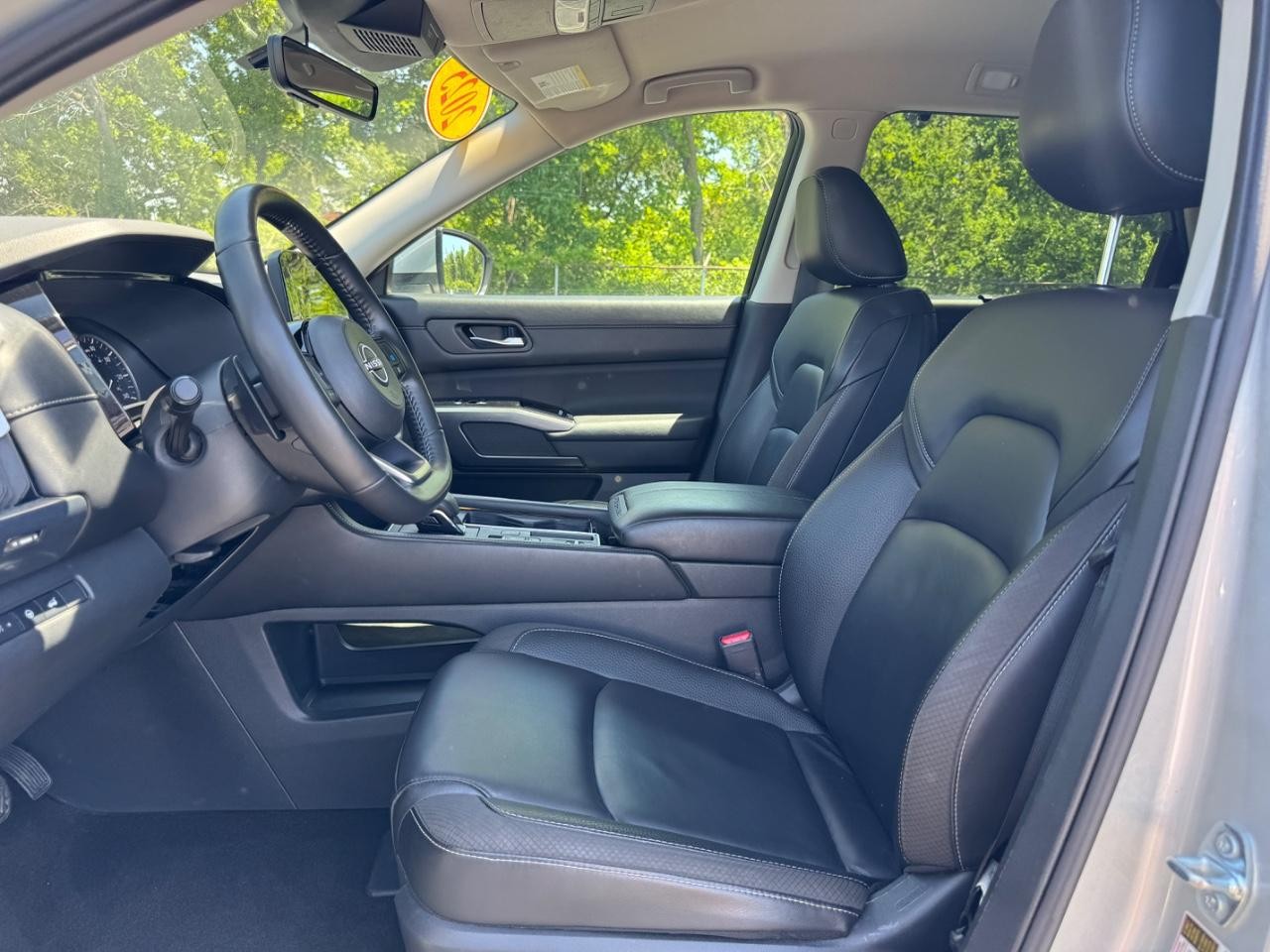 Nissan Pathfinder Vehicle Full-screen Gallery Image 20