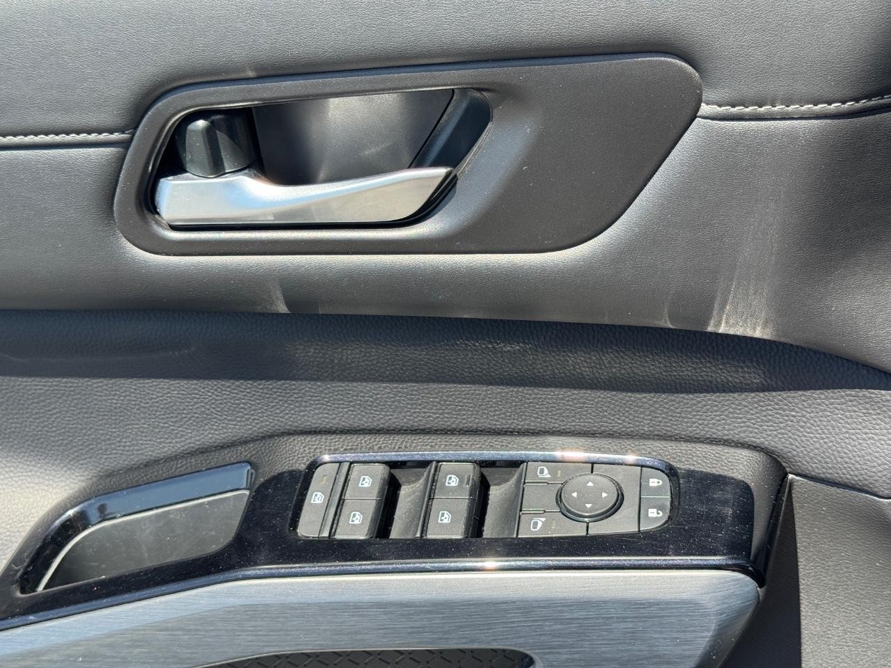 Nissan Pathfinder Vehicle Full-screen Gallery Image 27