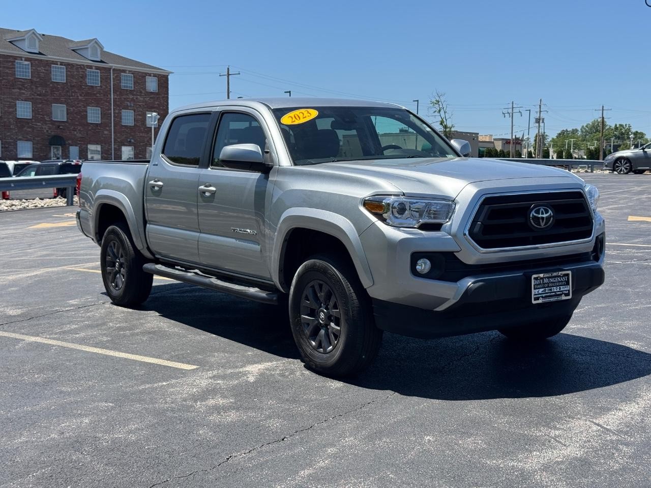 Toyota Tacoma 4WD Vehicle Full-screen Gallery Image 02