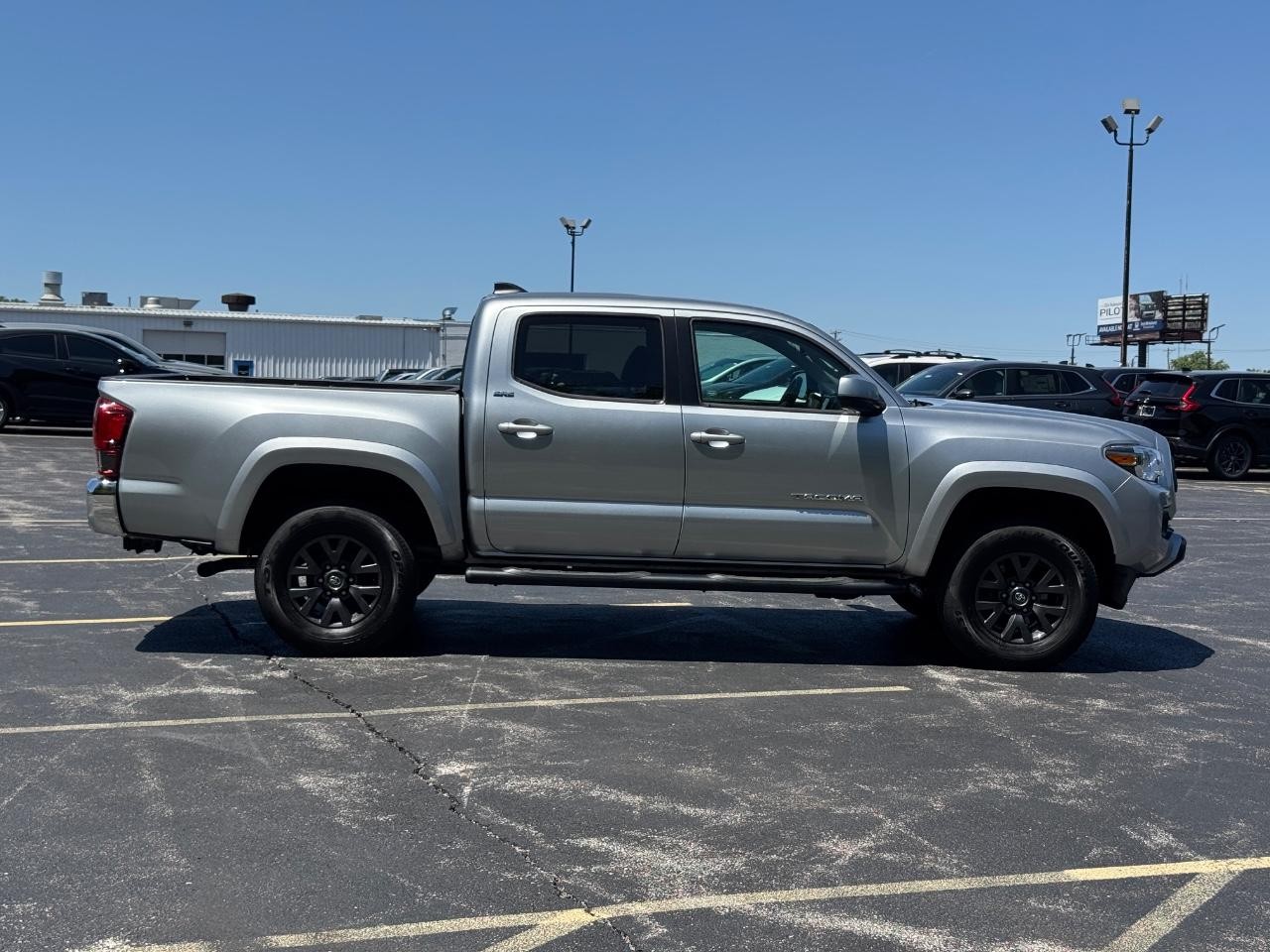 Toyota Tacoma 4WD Vehicle Full-screen Gallery Image 03