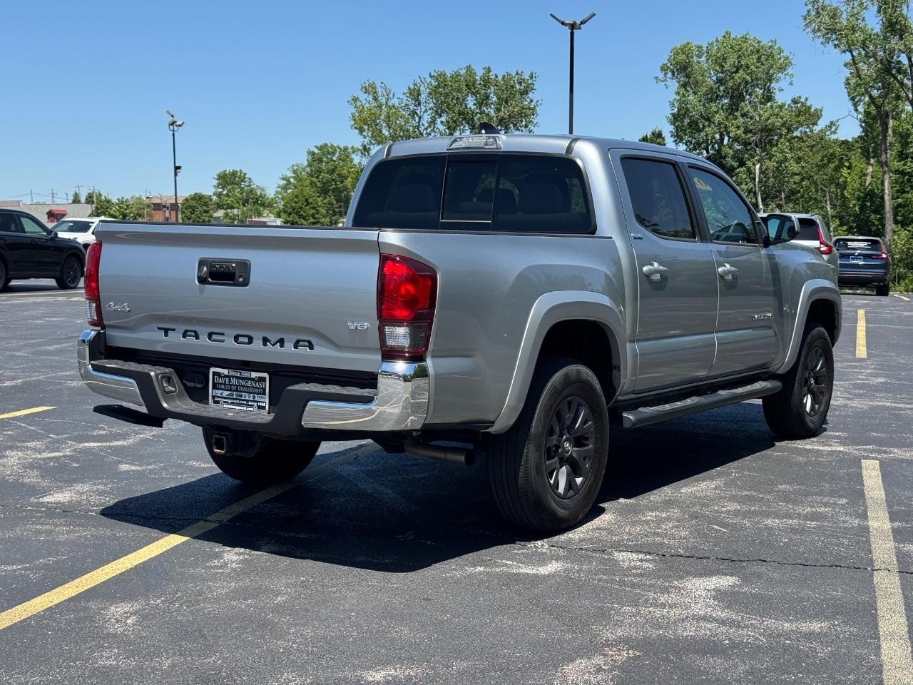 Toyota Tacoma 4WD Vehicle Full-screen Gallery Image 04