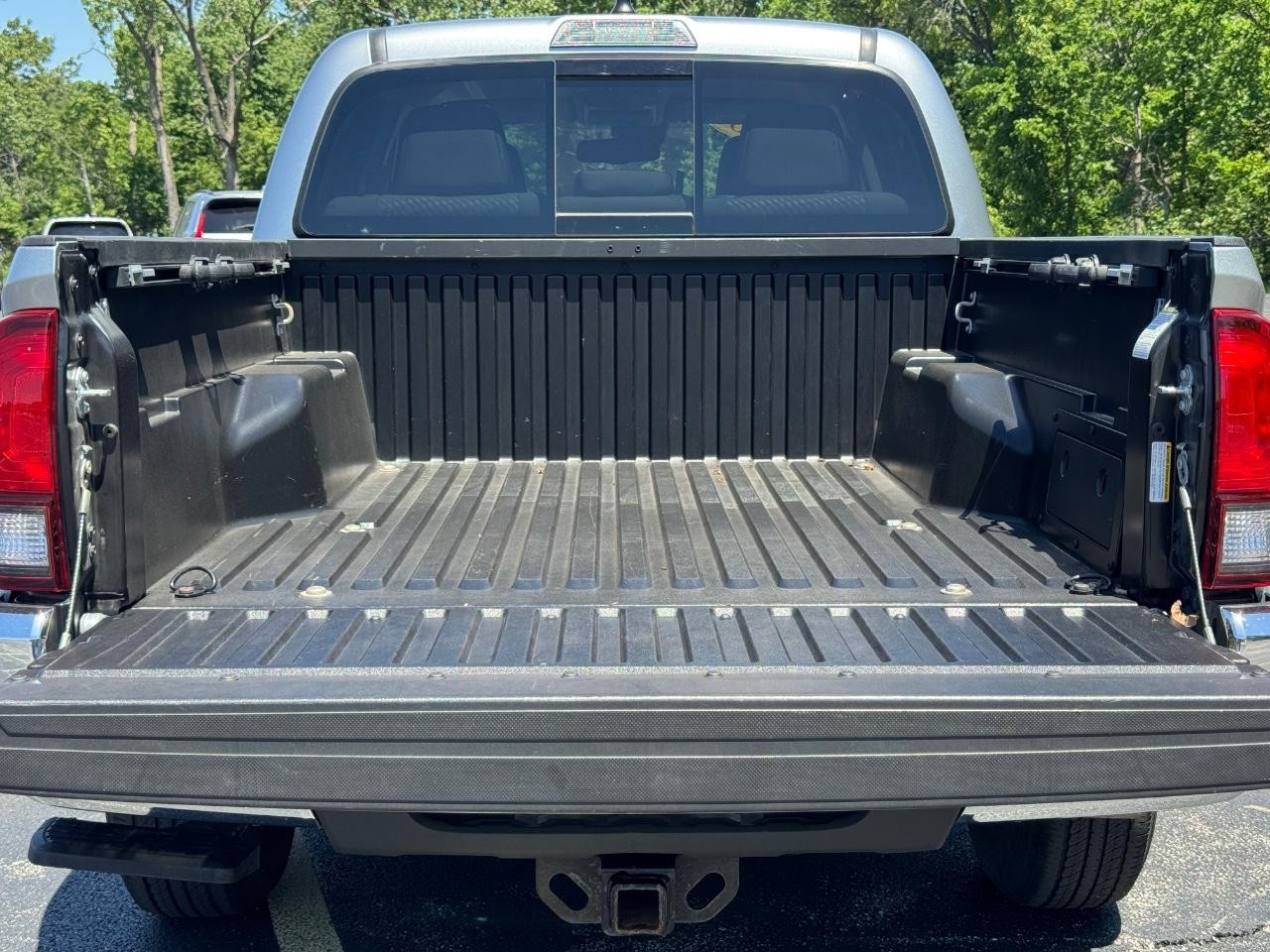Toyota Tacoma 4WD Vehicle Full-screen Gallery Image 05