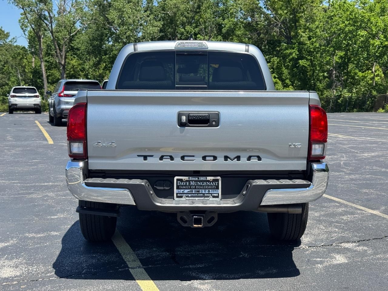 Toyota Tacoma 4WD Vehicle Full-screen Gallery Image 06
