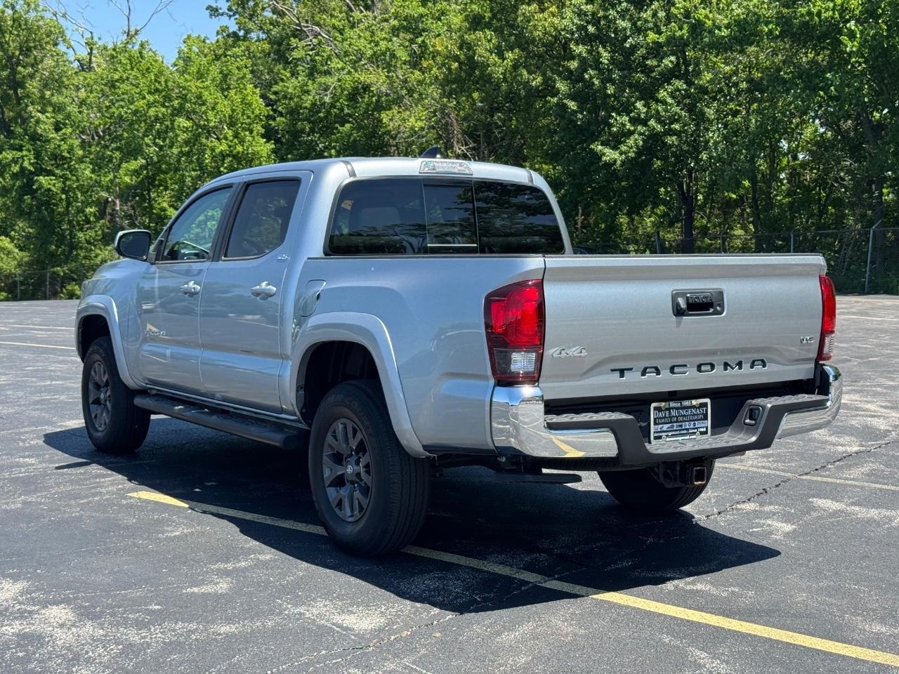 Toyota Tacoma 4WD Vehicle Full-screen Gallery Image 07
