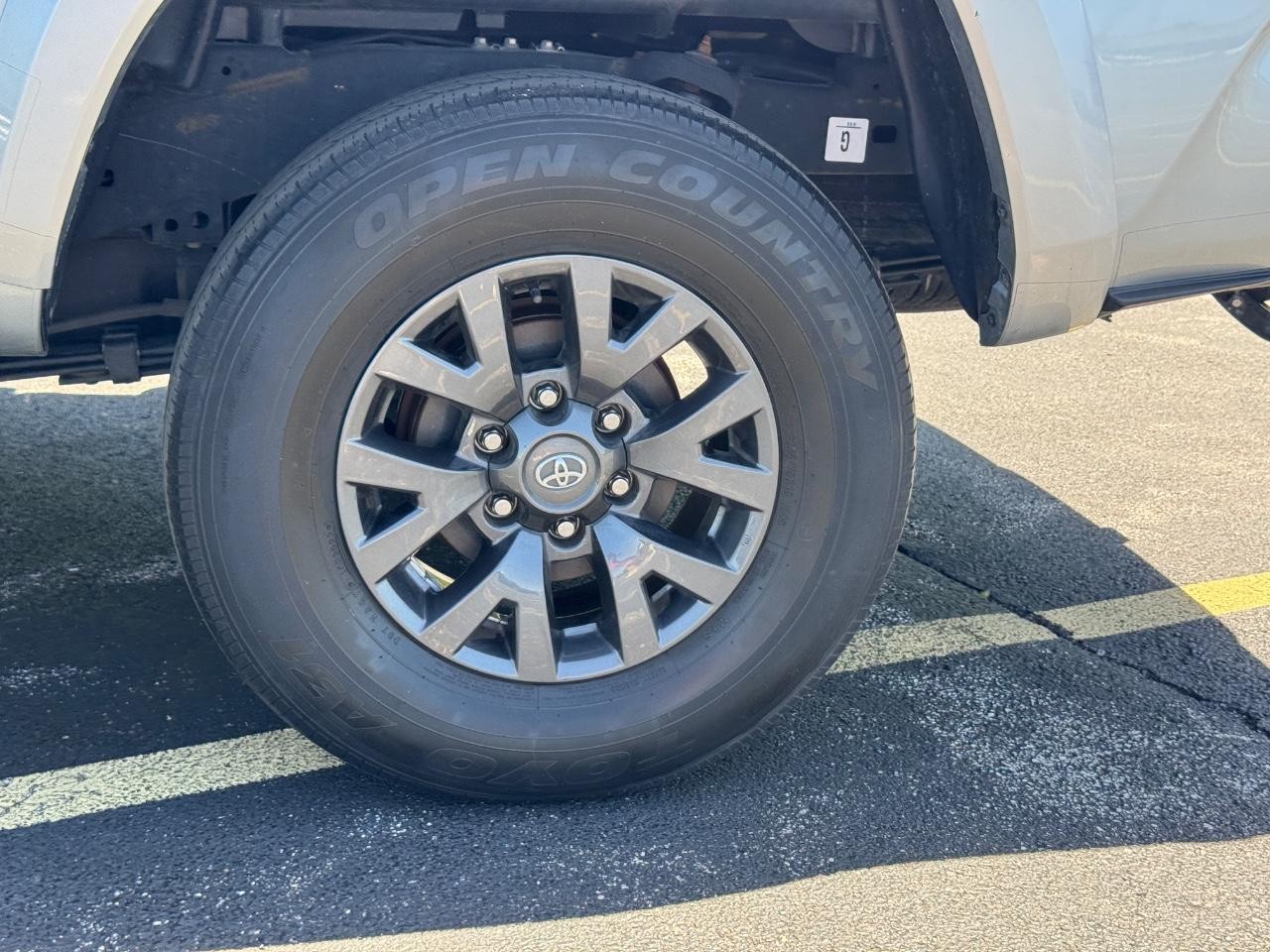 Toyota Tacoma 4WD Vehicle Full-screen Gallery Image 08