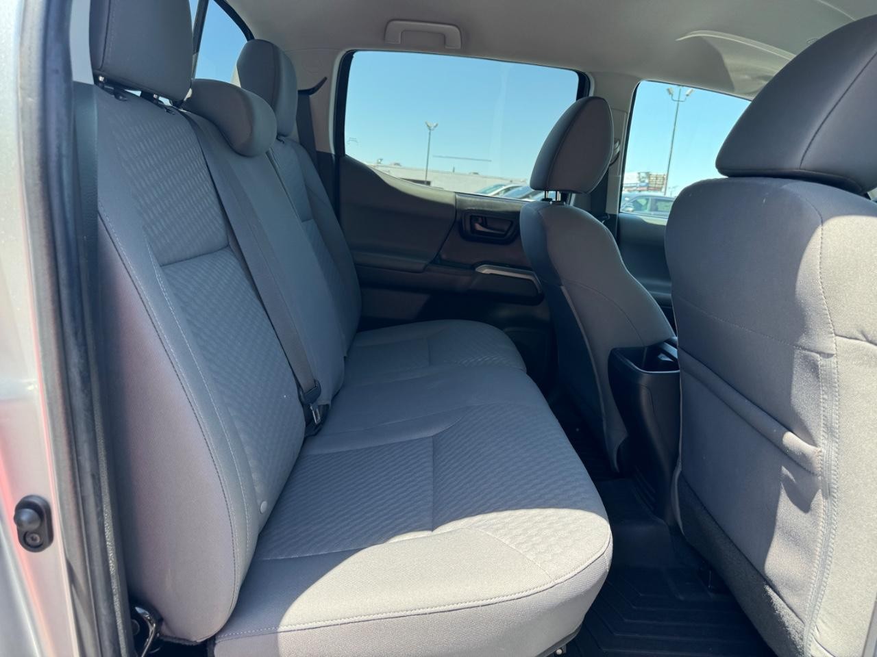 Toyota Tacoma 4WD Vehicle Full-screen Gallery Image 11