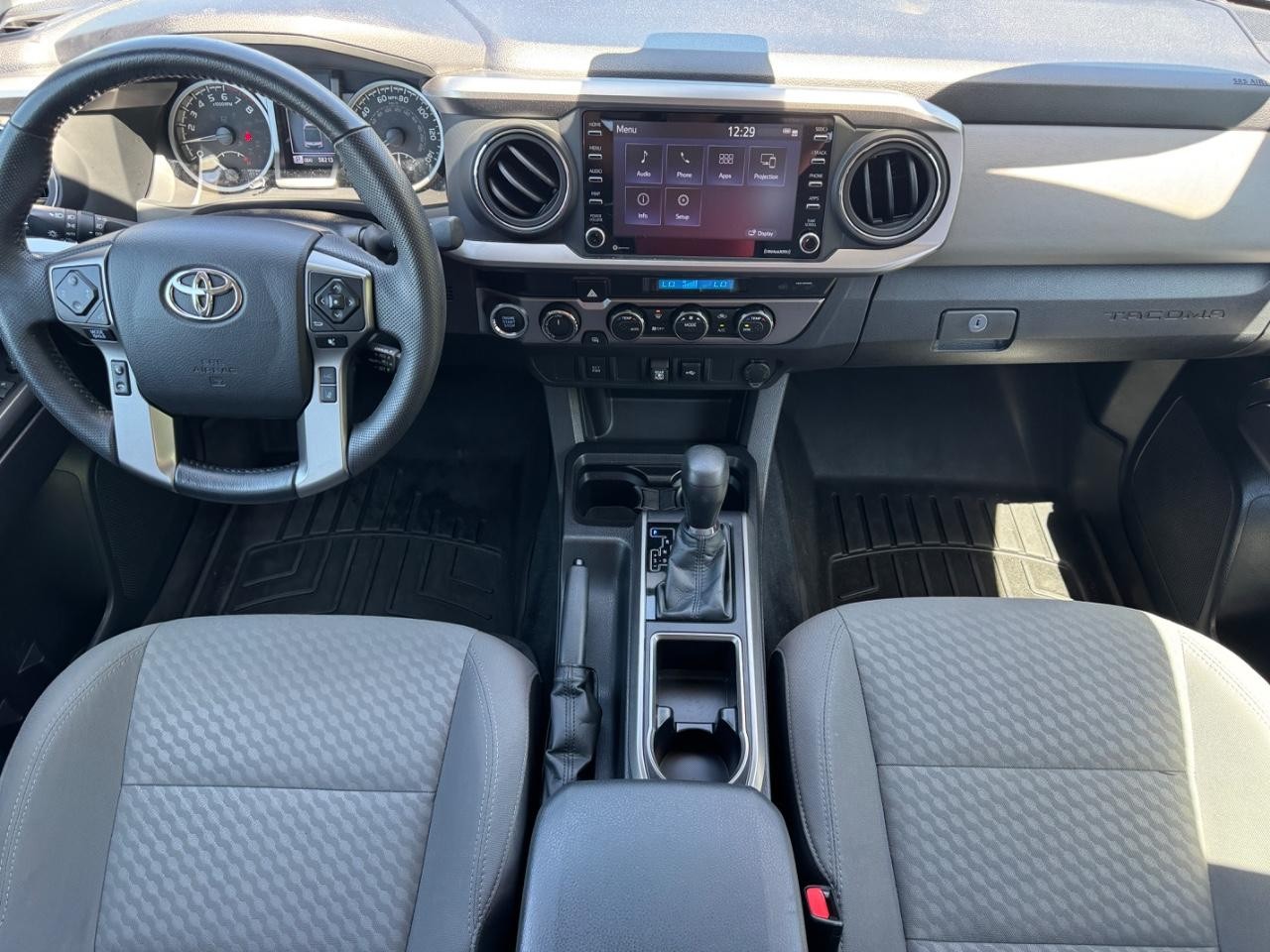 Toyota Tacoma 4WD Vehicle Full-screen Gallery Image 12