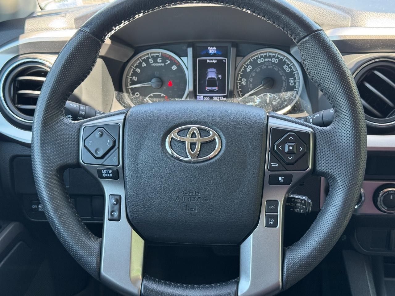 Toyota Tacoma 4WD Vehicle Full-screen Gallery Image 13