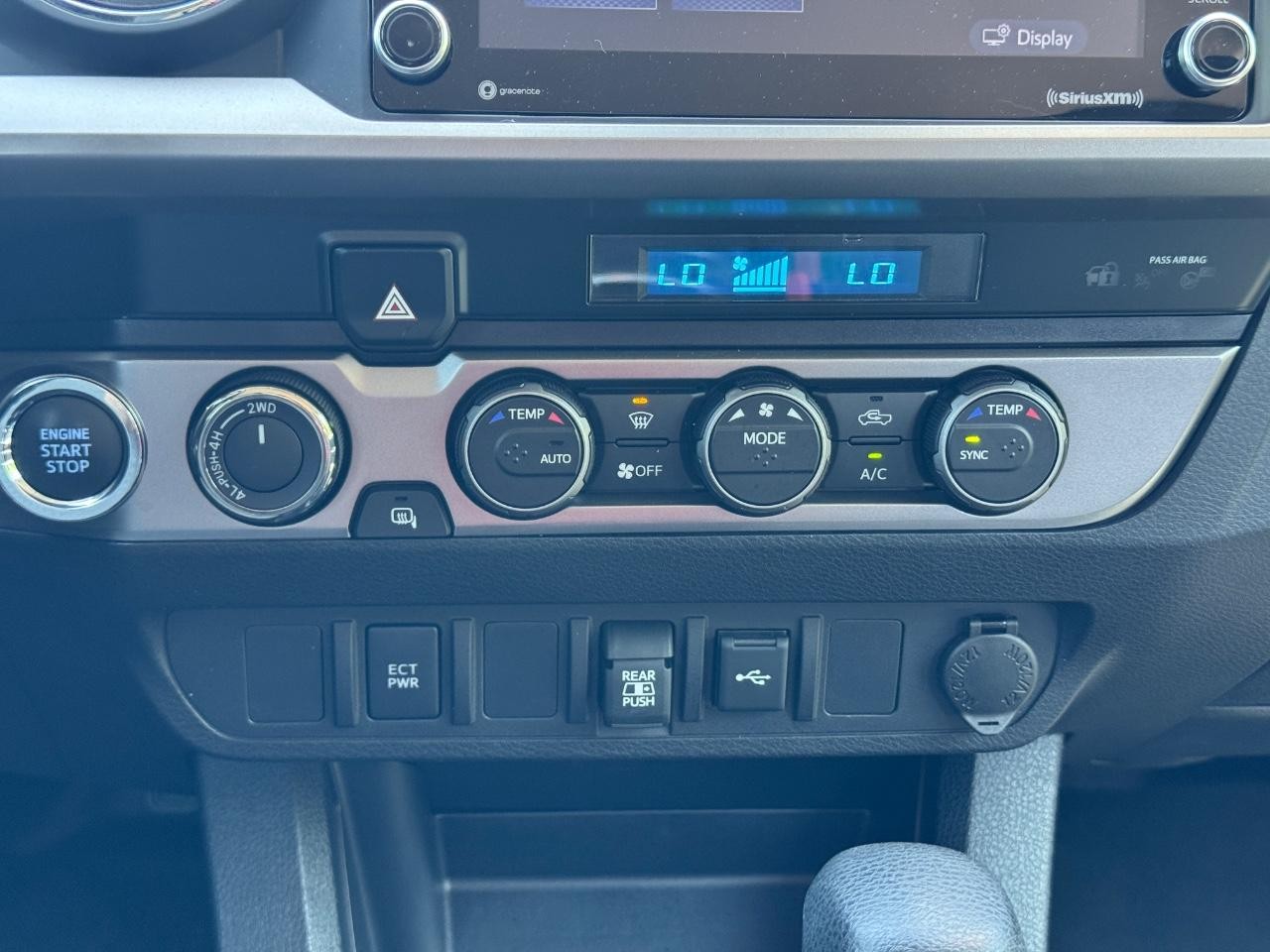 Toyota Tacoma 4WD Vehicle Full-screen Gallery Image 15