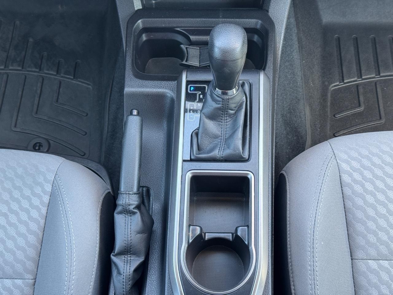 Toyota Tacoma 4WD Vehicle Full-screen Gallery Image 16