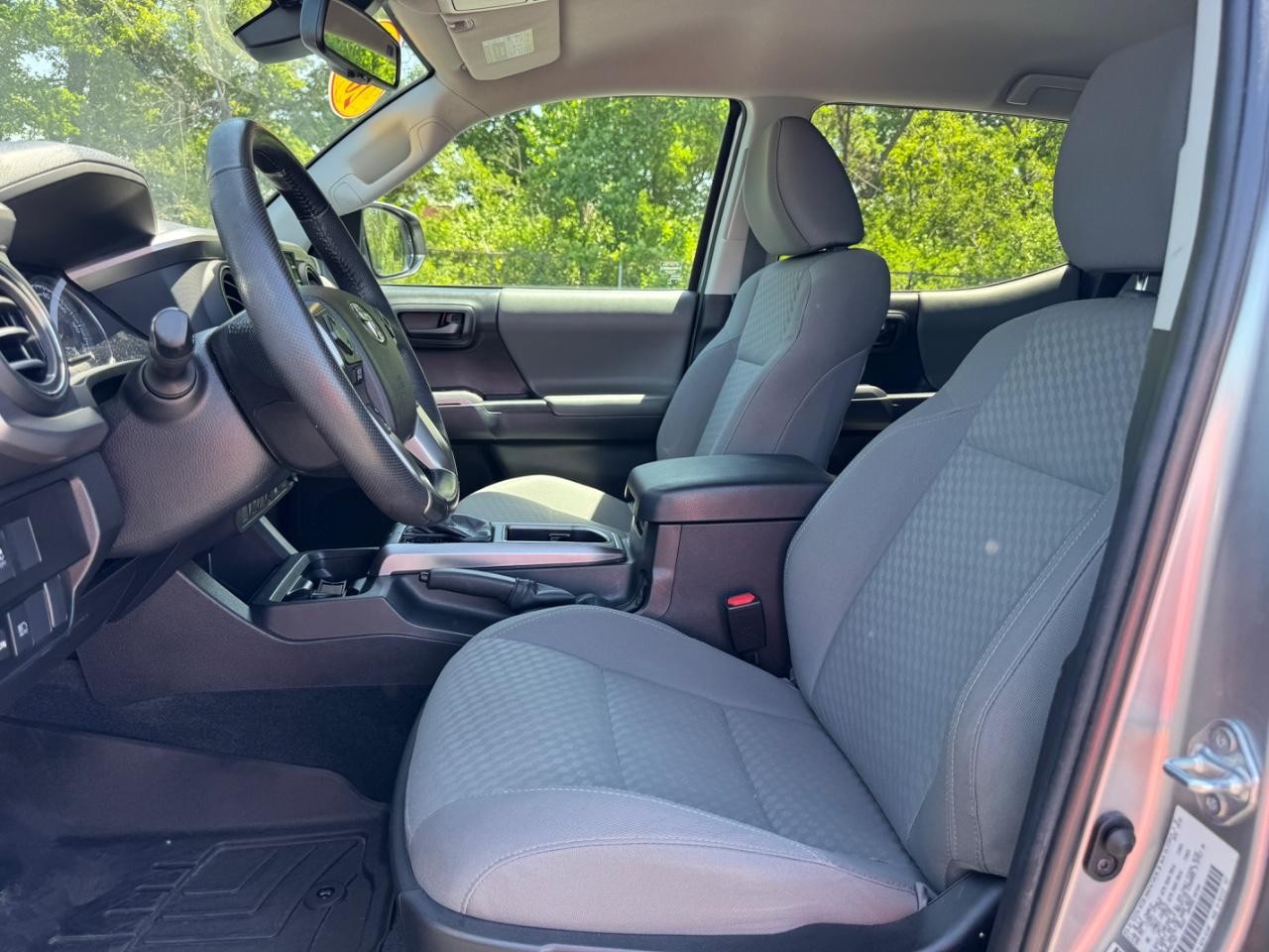 Toyota Tacoma 4WD Vehicle Full-screen Gallery Image 18